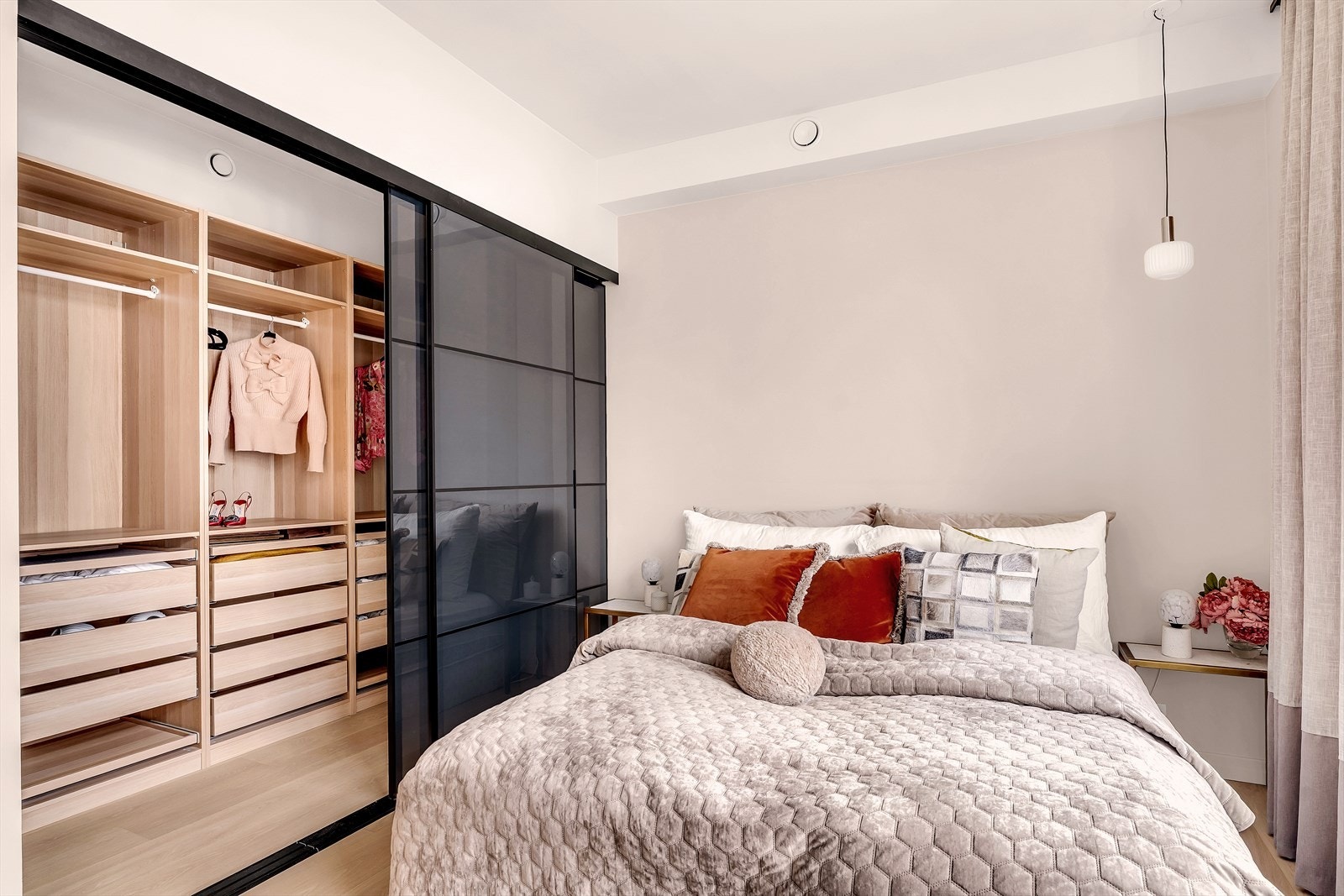 Hovedsoverommet er av svært god størrelse med god plass til dobbeltseng og tilhørende nattbord på hver side. God plass til pult, skap eller annen oppbevaring. Eikeparkett med varme i gulv. Soverommet har en meget romslig walk in garderobe med skyvedør. Galleribilde