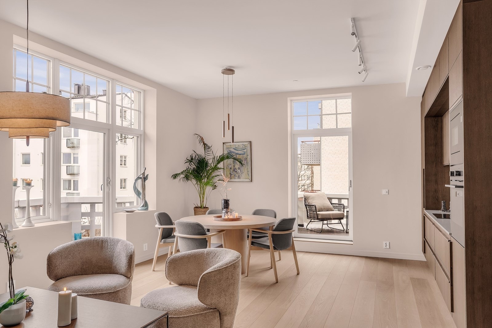 Stuen har eikeparkett og åpen løsning til kjøkken. Avtrekk ut og balansert ventilasjon. Varme i alle gulv Galleribilde