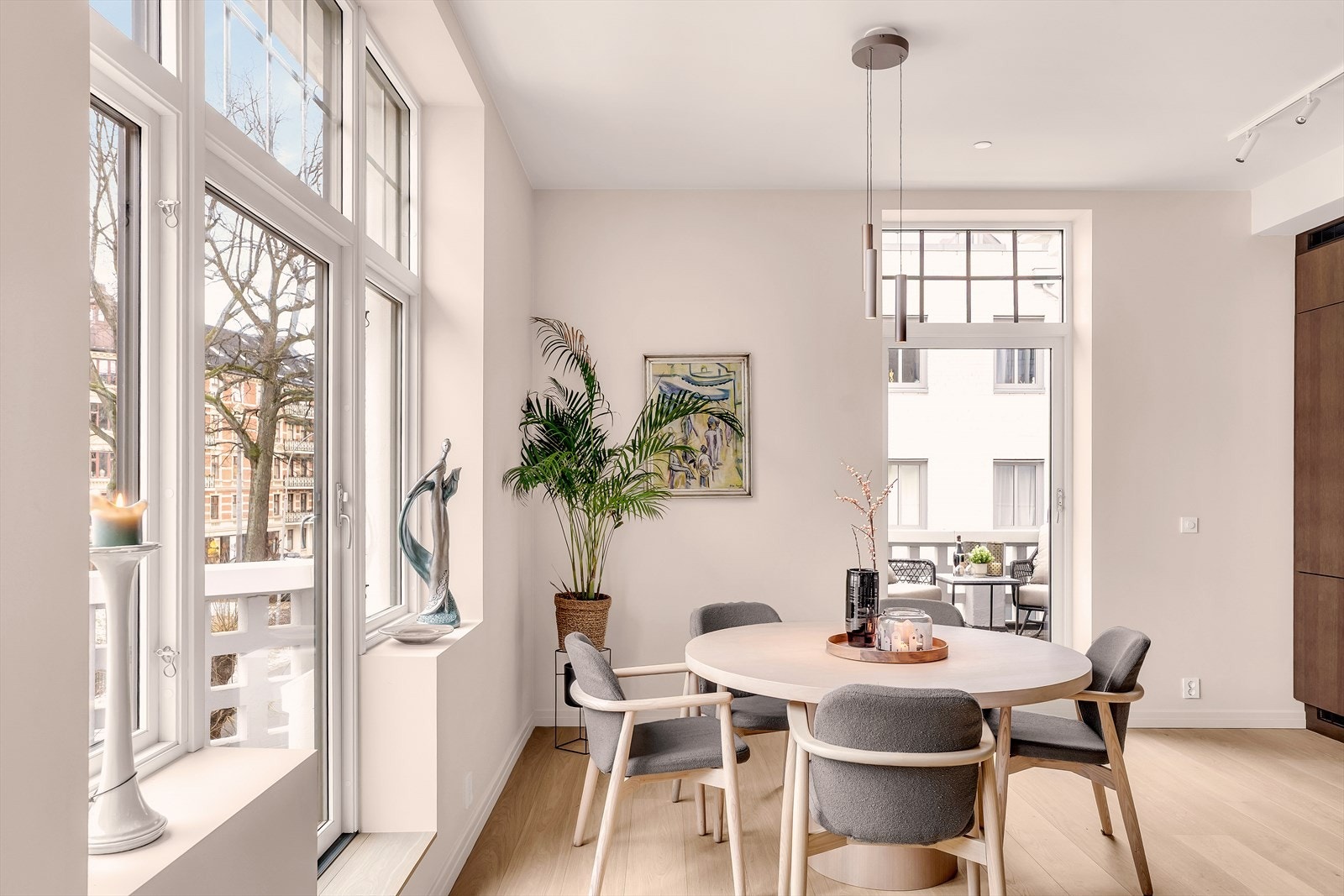 Generøs takhøyde og store gode vindusflater. Utgang til 2 balkonger Galleribilde