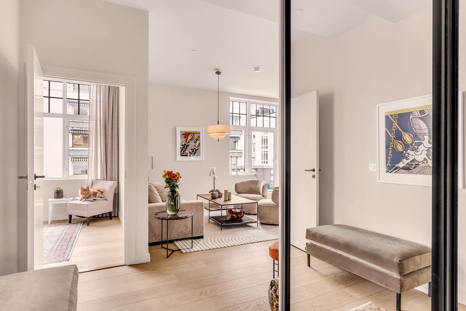 Entre med skyvedør sett mot soverom og stue. Badet er helt til venstre i bildet. Galleribilde