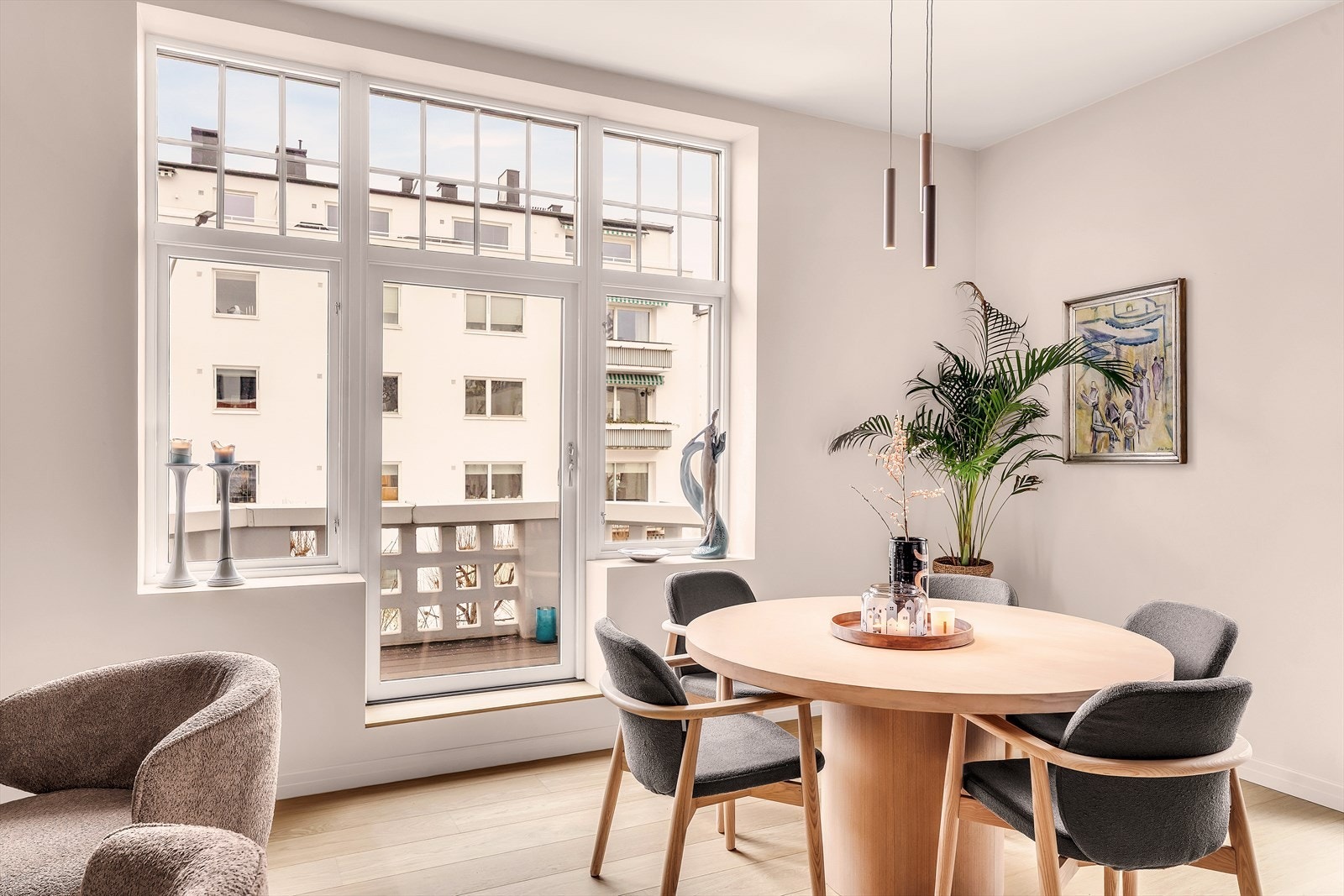 Stuen er lett å møblere med god plass til både spisebord og sittegruppe Galleribilde