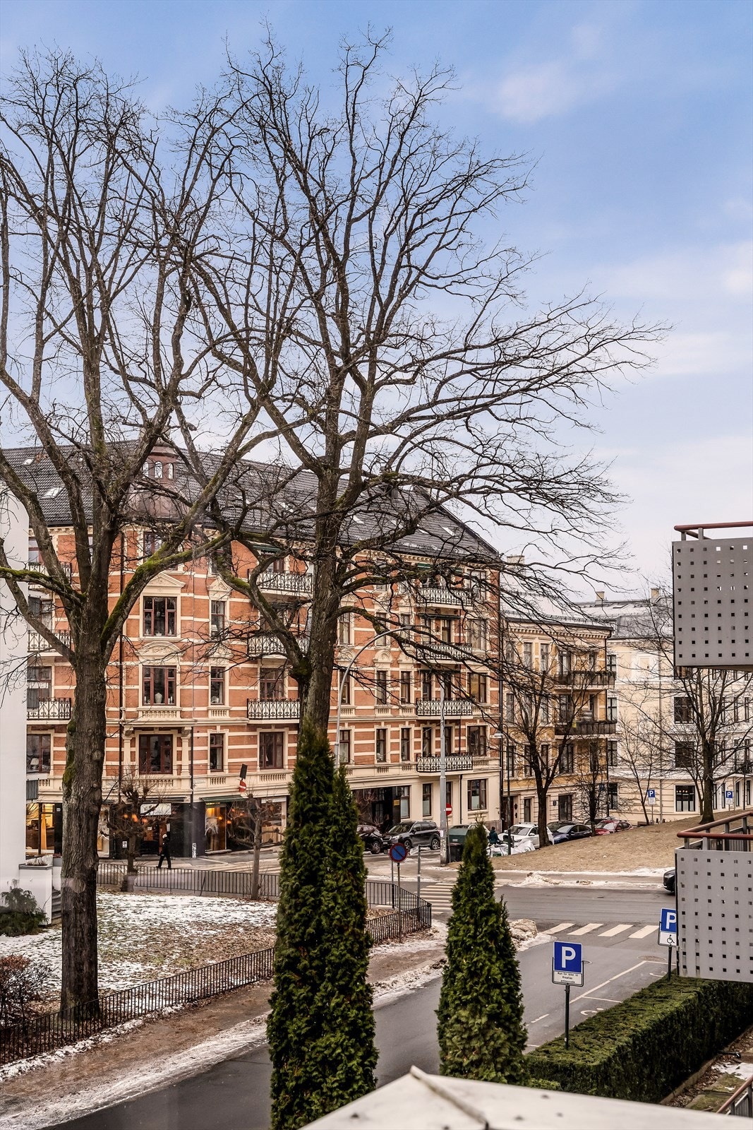 Utsikt fra balkong. Kort vei til café og offentlig transport Galleribilde