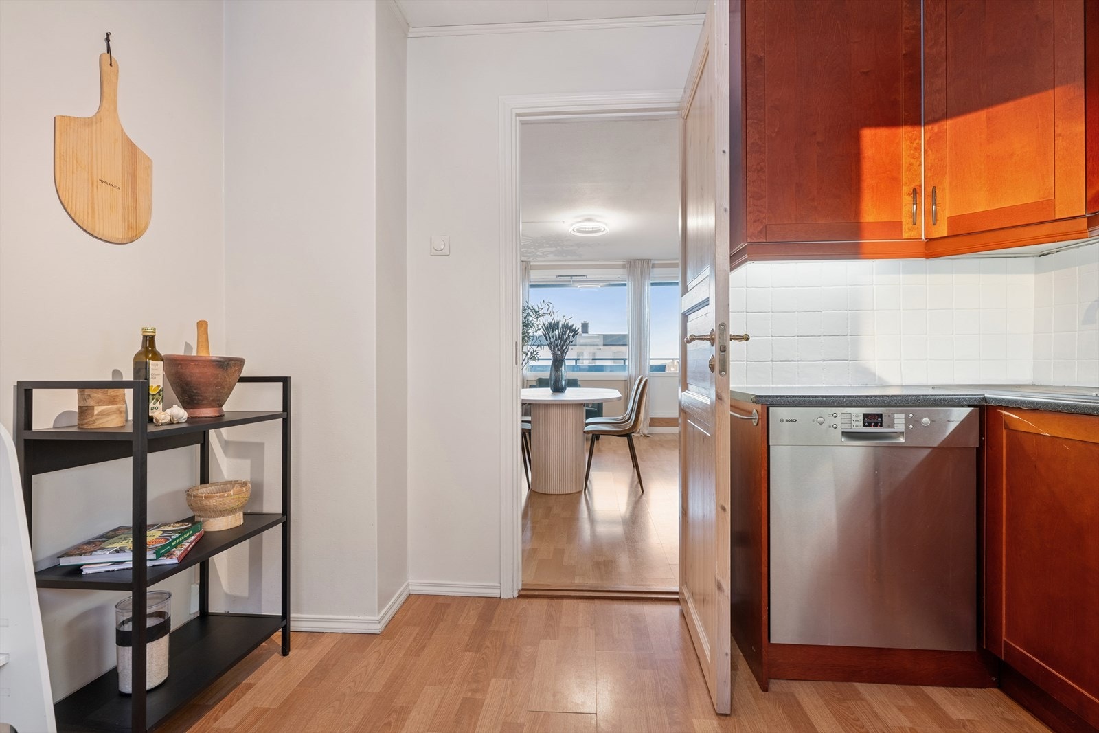 Alt i alt et funksjonelt kjøkken som innbyr til gode smaksopplevelser. Galleribilde