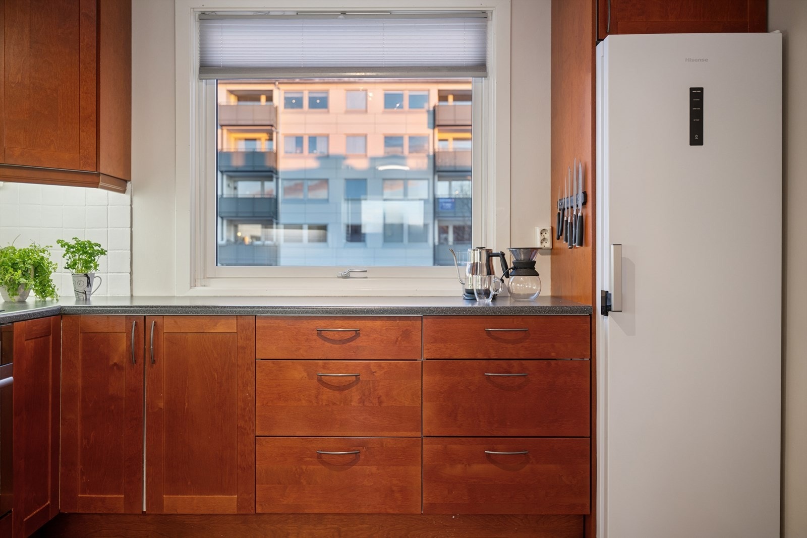 Kjøkkenet har slette fronter og benkeplate av typen laminat. Galleribilde