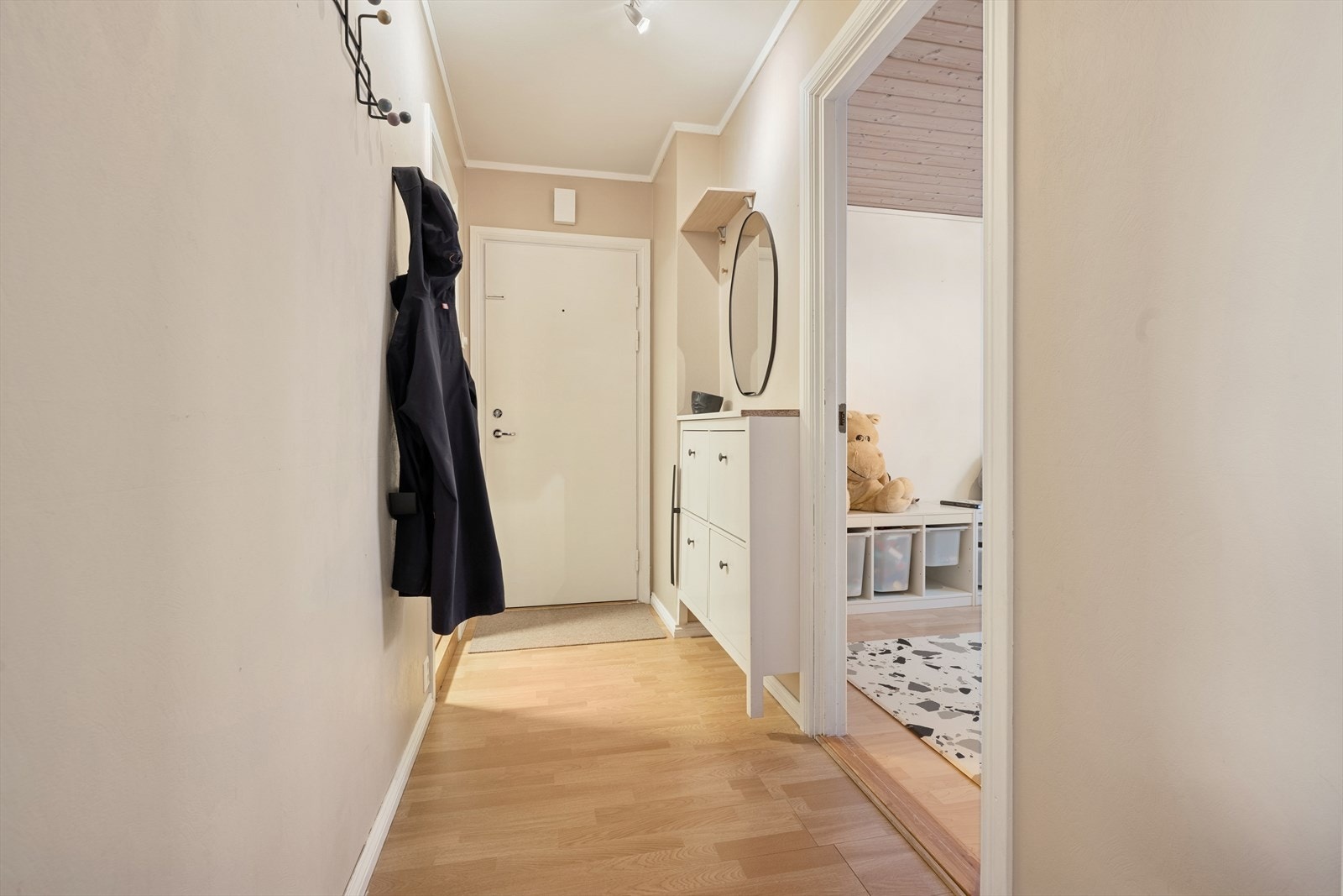 Velkommen inn! Lys entré med plass for mindre garderobe- og opphengsløsninger. Galleribilde