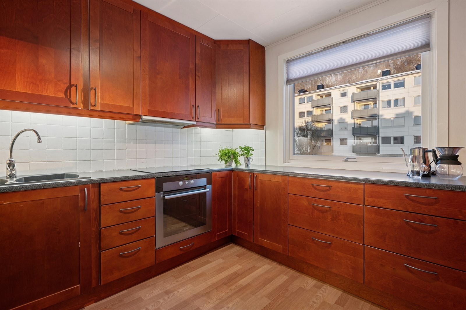 Her har en alt en måtte trenge av både skap-, skuff- og benkeplass. Galleribilde