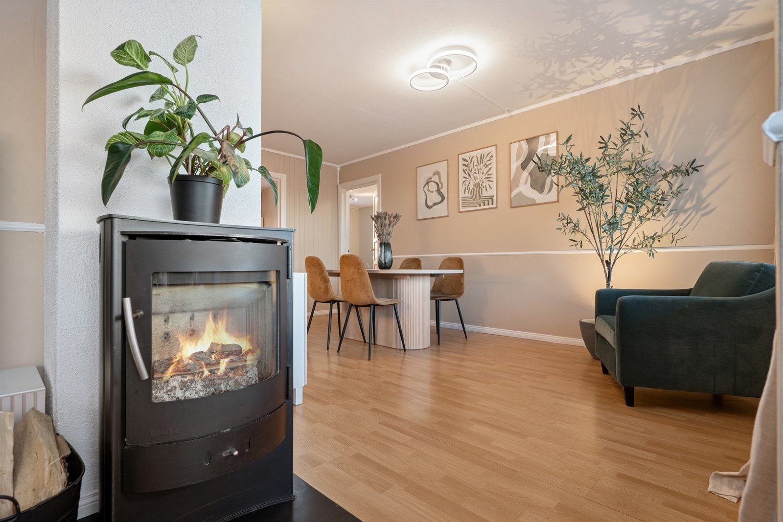 Den flotte peisovnen bidrar til å varme opp både rom og stemning. Galleribilde