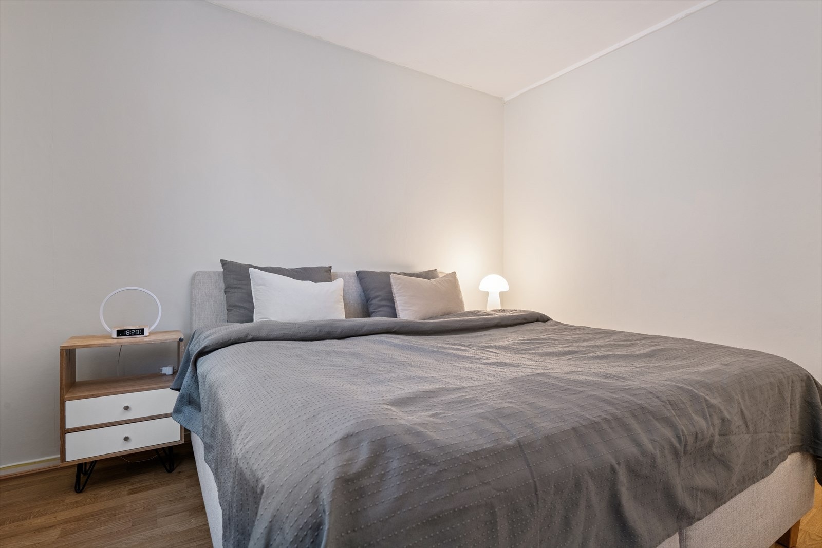 Her er det god plass for dobbeltseng og nattbord. Galleribilde