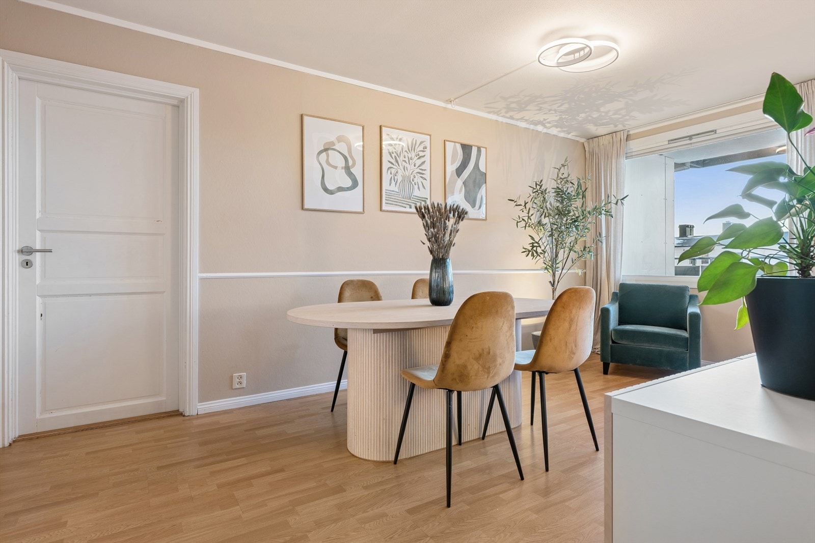 Vi beveger oss videre inn i en lys og innbydende stue. Galleribilde