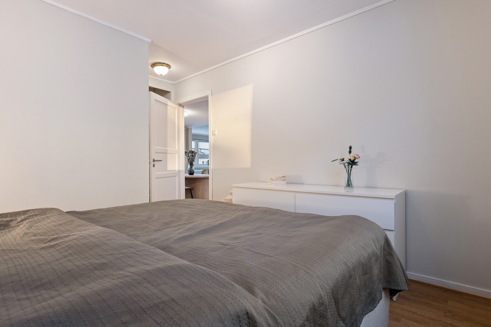 Fra soverommet er det videre inngang til bod/walk-in garderobe. Galleribilde