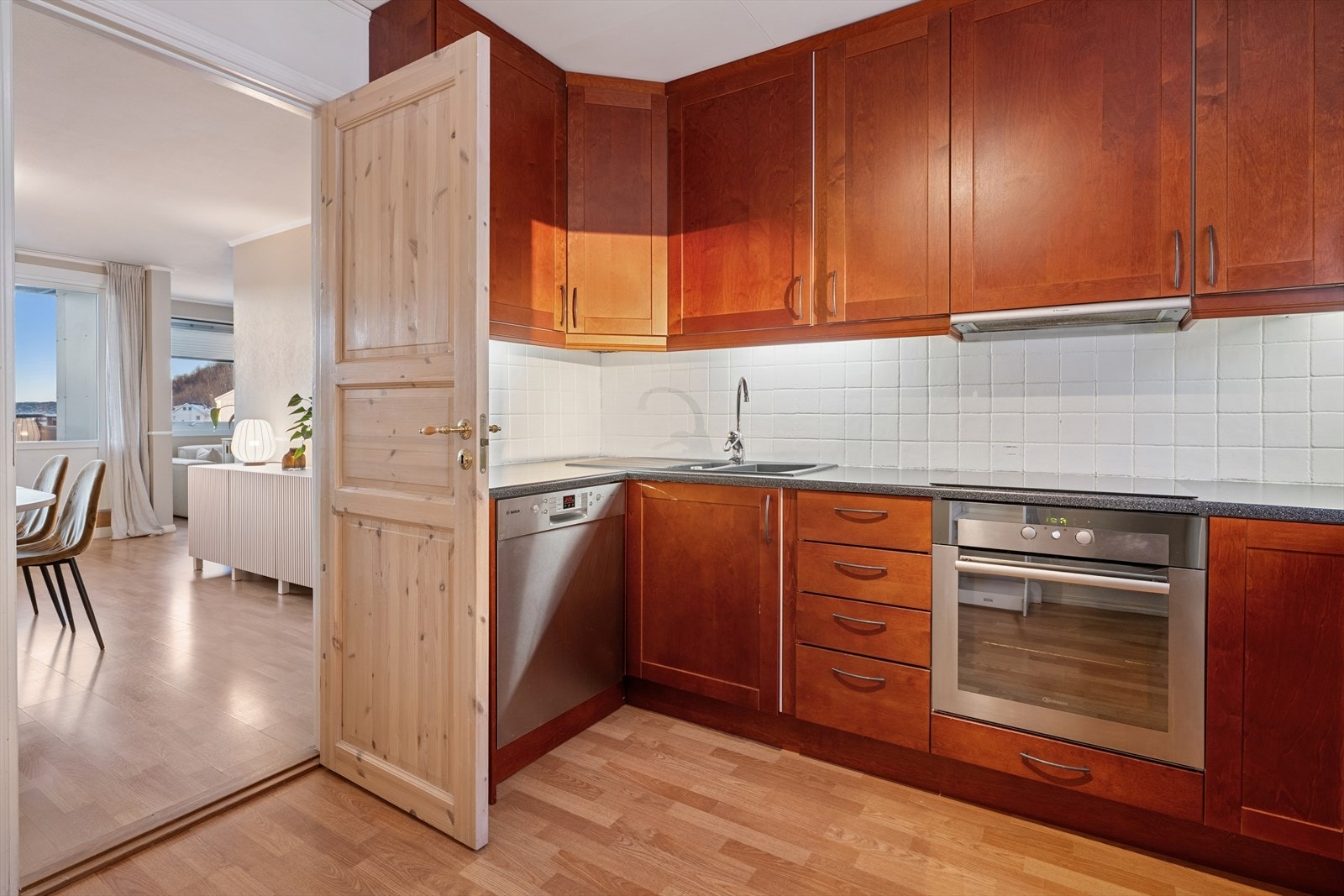 I innredningen er det integrert stekeovn og platetopp, samt frittstående oppvaskmaskin og kjøl/frys. Galleribilde