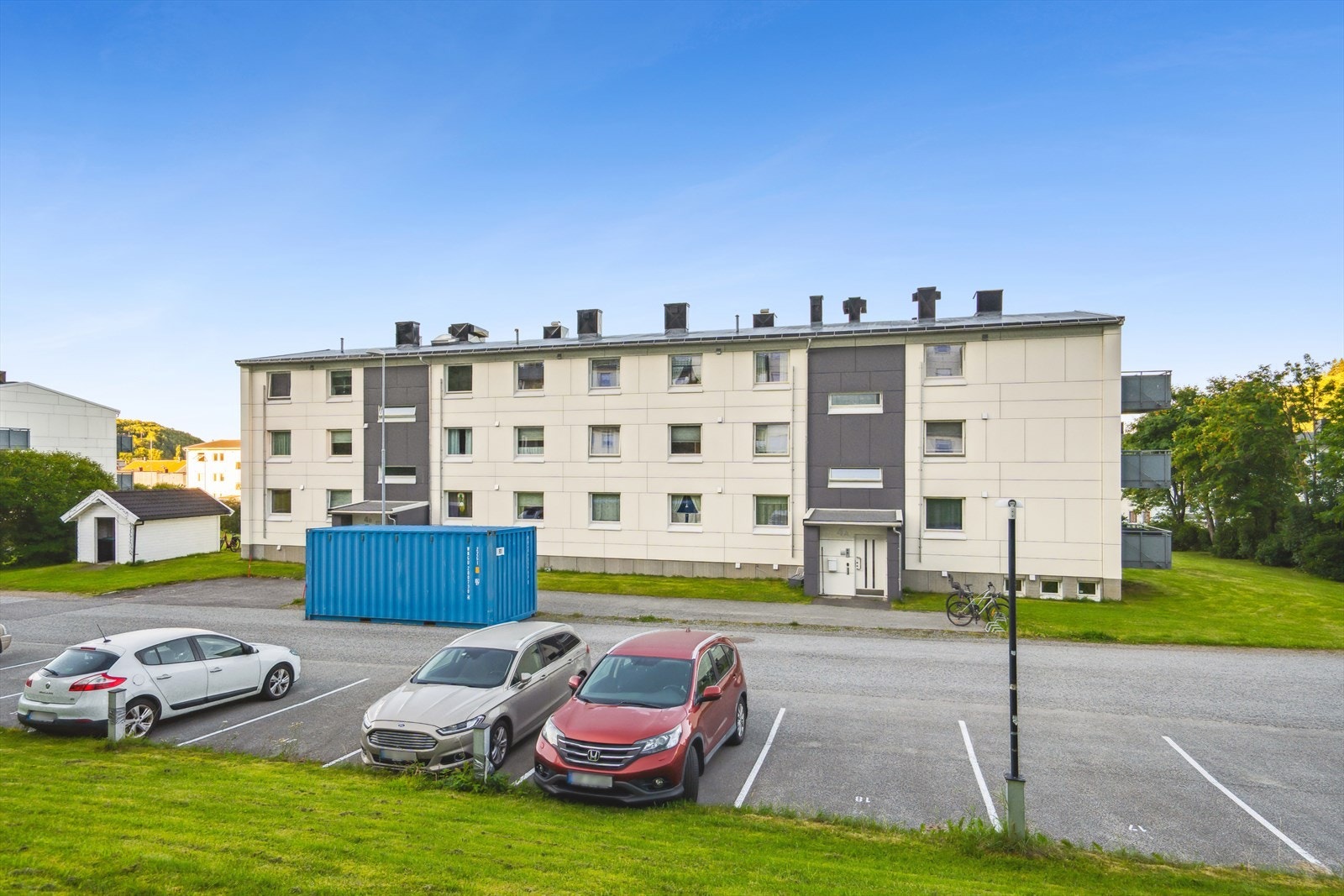 Med leiligheten følger det en fast parkeringsplass. Galleribilde