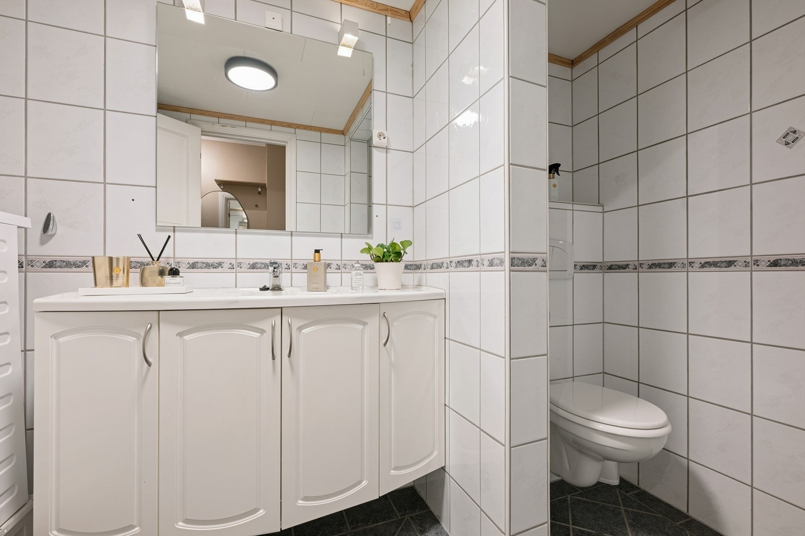 Lys og romslig baderomsinnredning med mye oppbevaringsplass. Det er behagelige varmekabler i gulv. Galleribilde