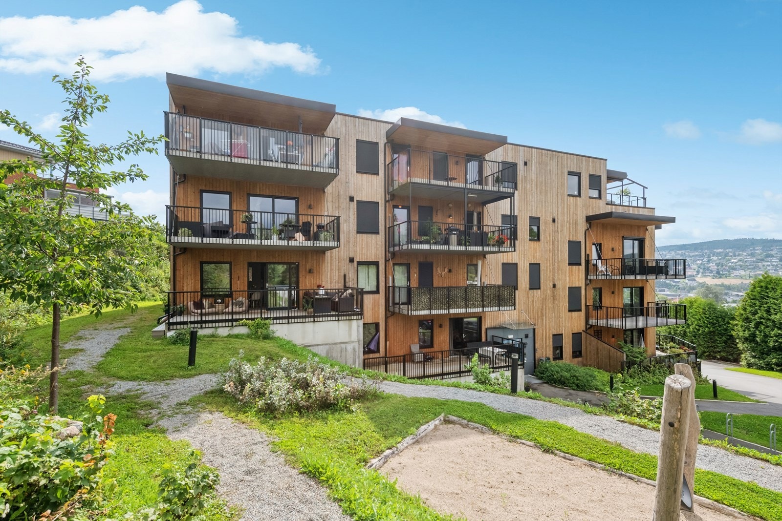 Eiendommen ligger i et rolig område med lite støy og variert bebyggelse. Galleribilde