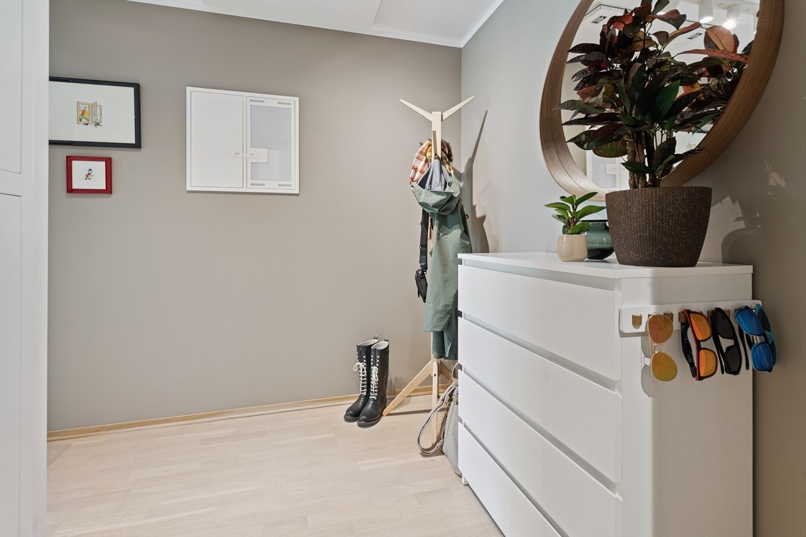 En lys og innbydende entré med god plass til yttertøy og sko. Galleribilde