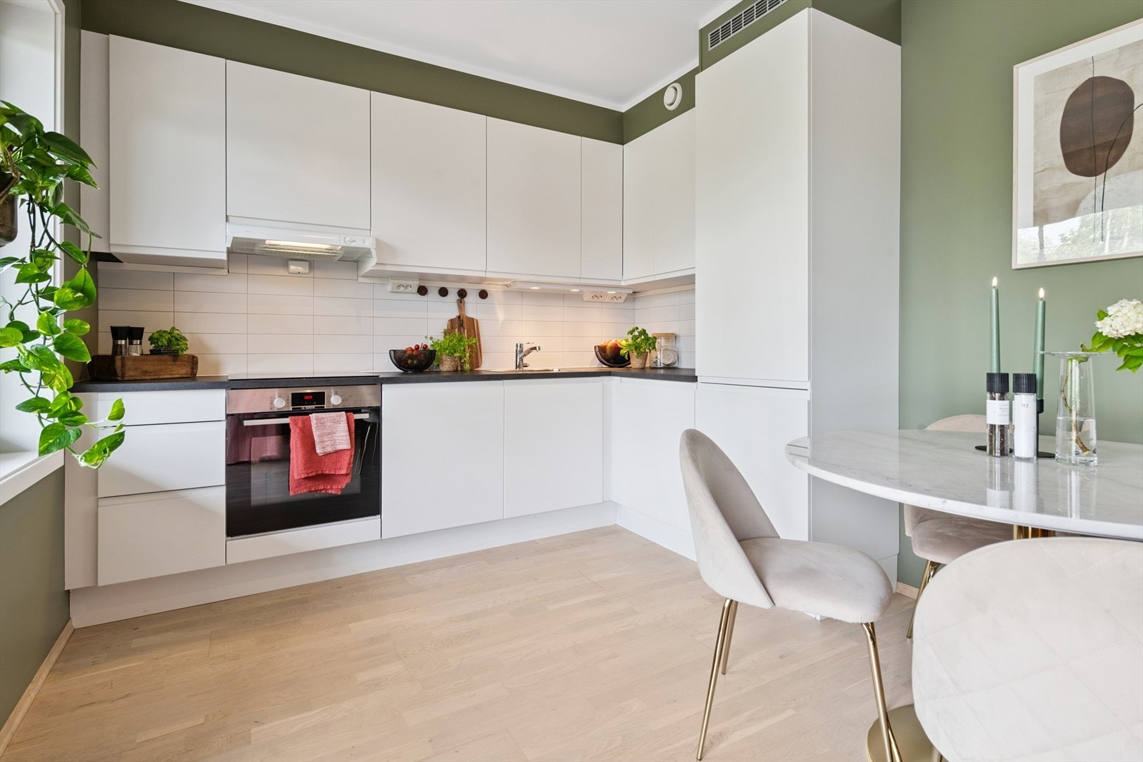 Moderne leilighet fra 2021 med gjennomgående enstavs hvitlasert eikeparkett og vannbåren gulvvarme. Galleribilde