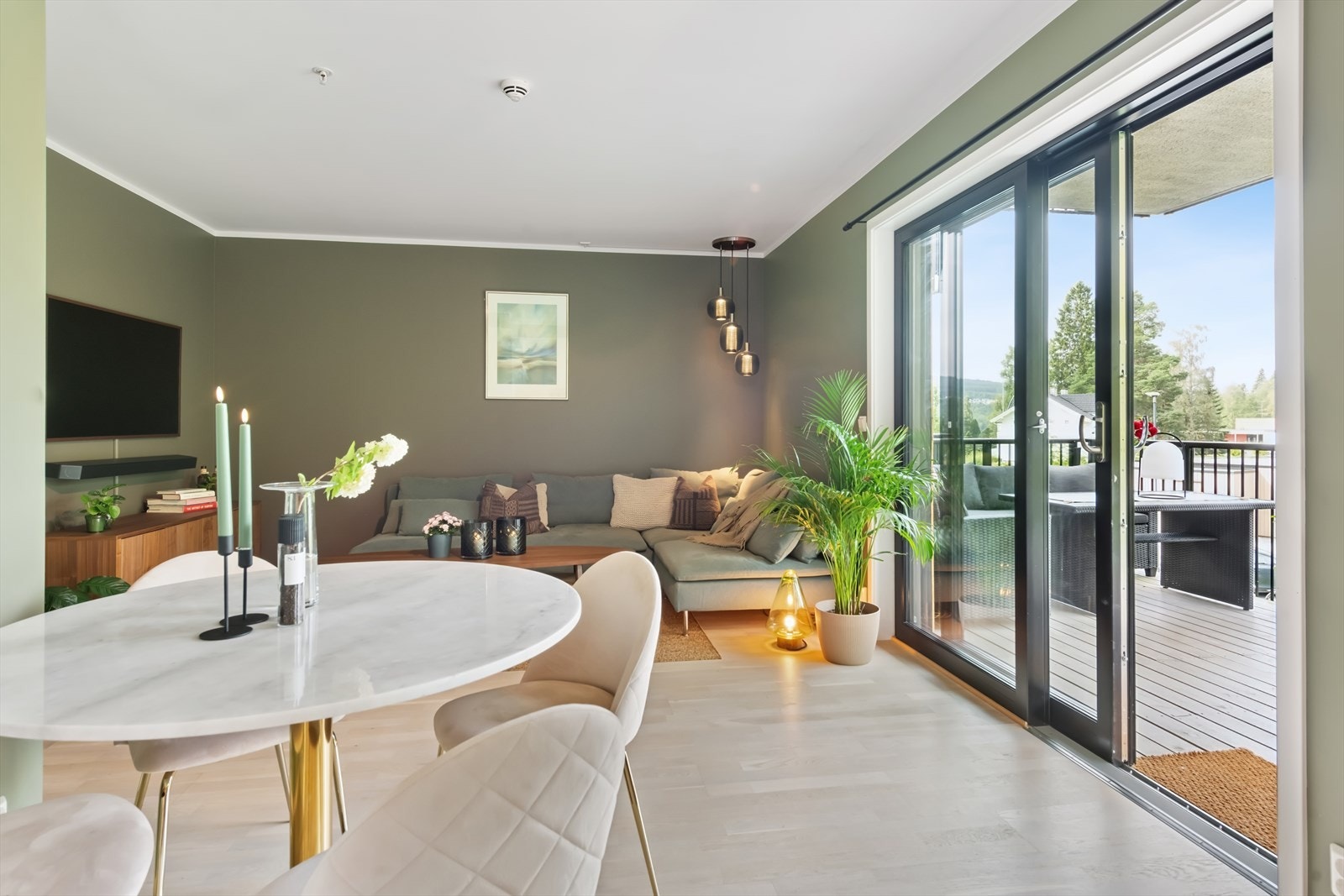 Skyvedøren i glass leder ut til verandaen. Galleribilde