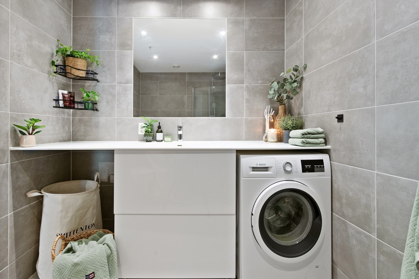 Innredningen har en heldekkende Corian benkeplate med integrert vask og praktisk opplegg for vaskemaskin. Galleribilde