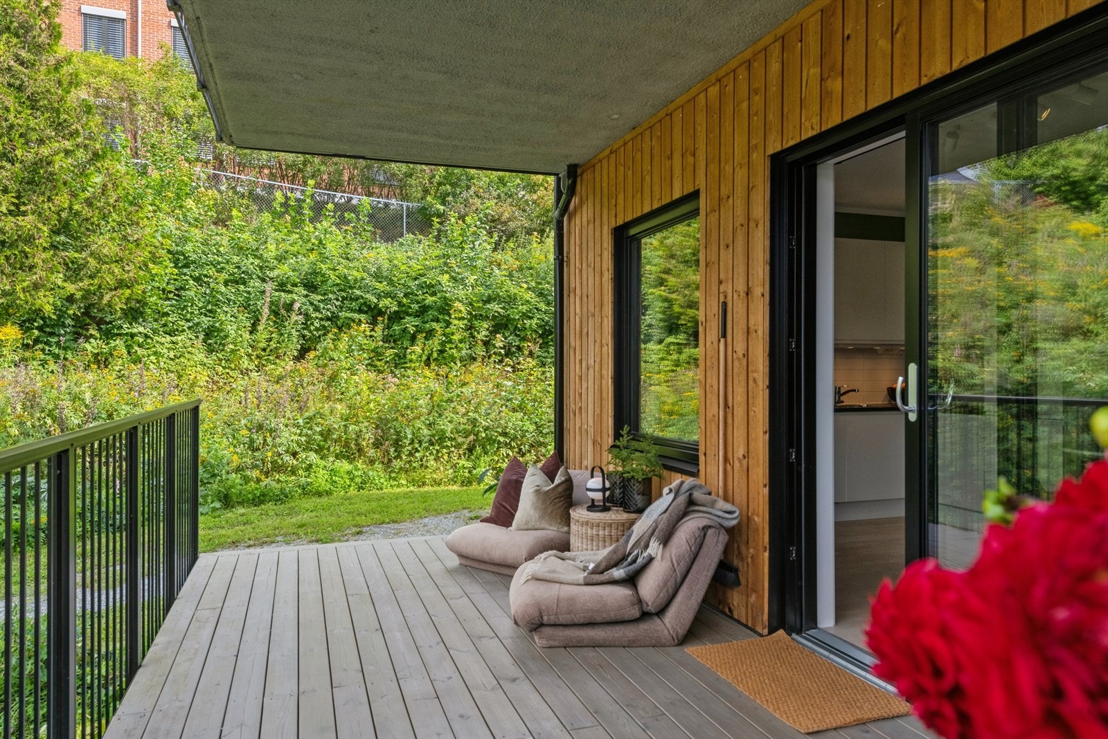 Vinduene har 3-lags isolerglass med utvendig aluminiumskappe for enkelt vedlikehold. Galleribilde