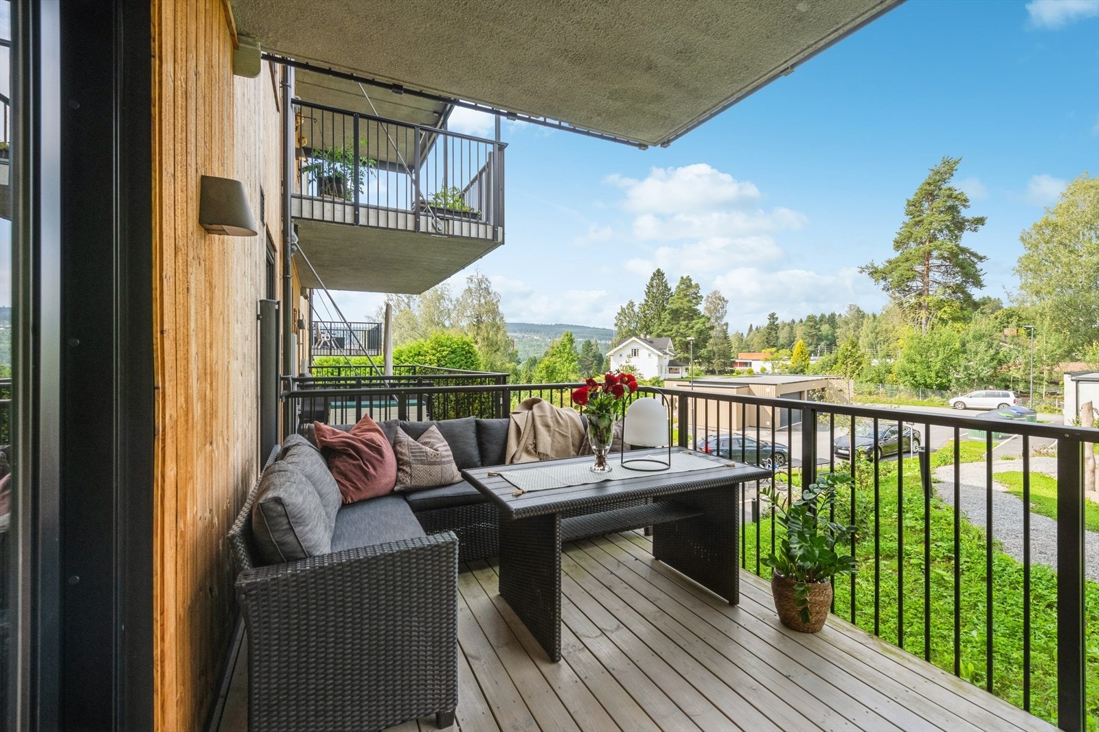 Den sydøstvendte verandaen har god plass til utemøbler og en praktisk rullgardin levegg. Galleribilde