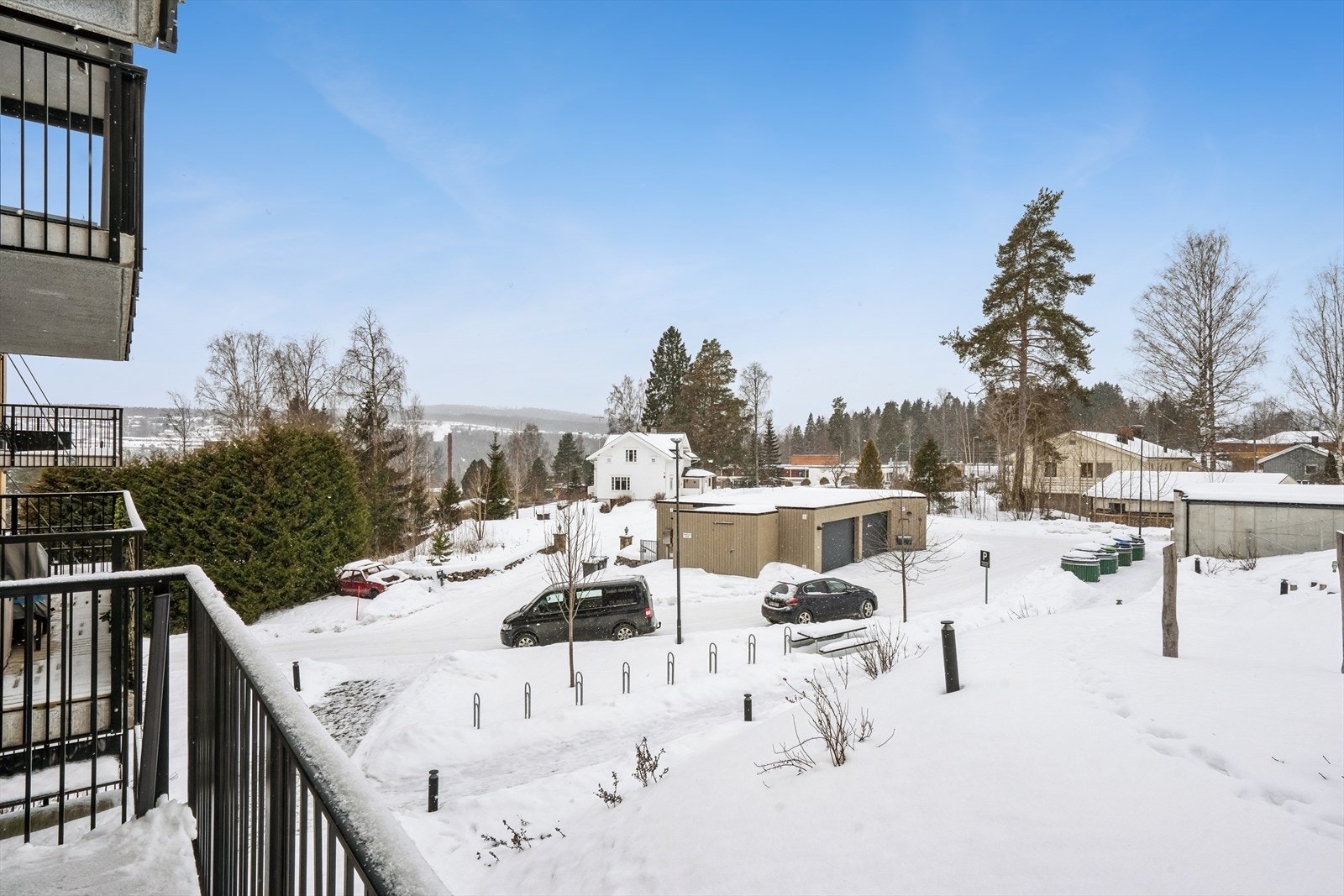 Beliggenheten er sentral med gangavstand til dagligvarebutikker som Coop Extra og Rema 1000. Galleribilde