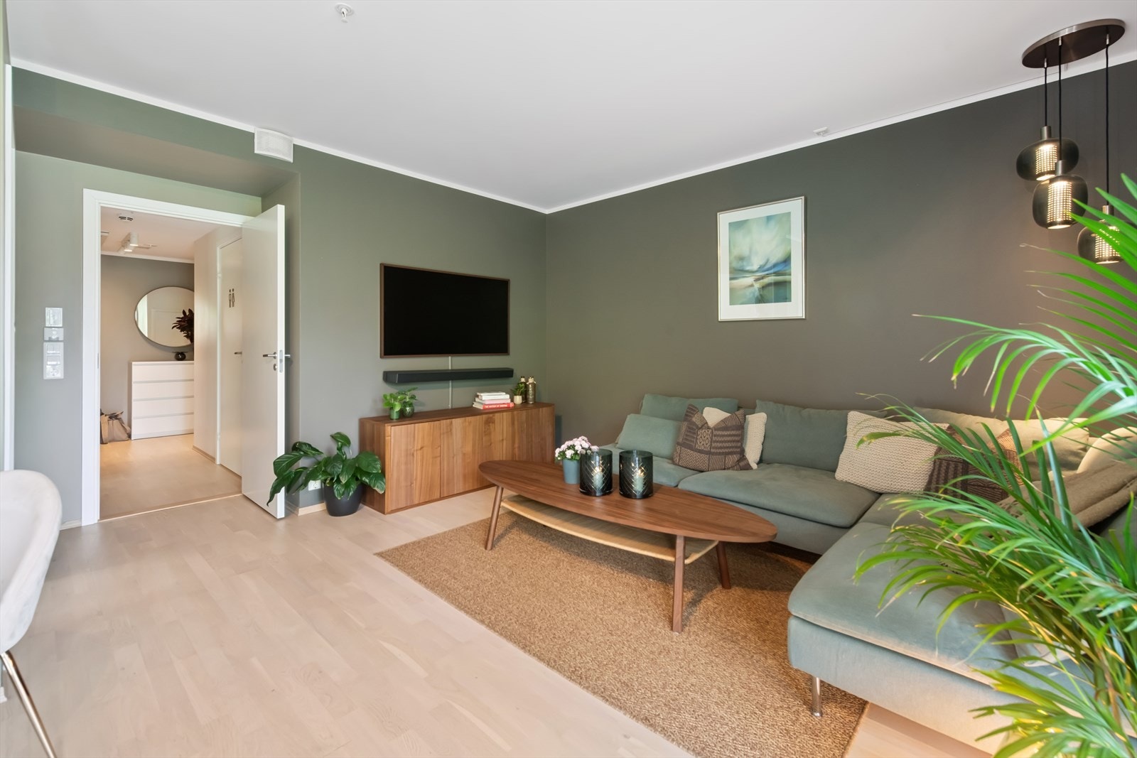 Den åpne løsningen mot kjøkkenet skaper en sosial og luftig atmosfære. Galleribilde