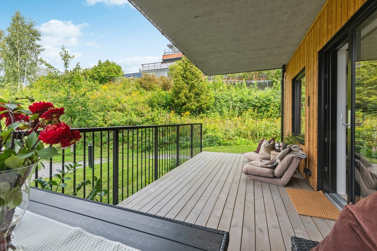 Her kan du nyte en usjenert uteplass med trapp ned til terrenget. Galleribilde