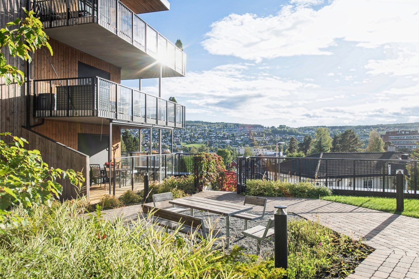 Fra eiendommen er det nærhet til skog og mark med flotte turstier. Galleribilde