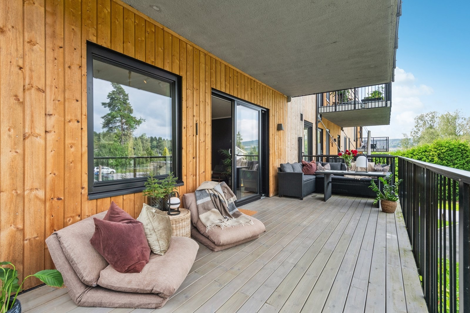 Den store, takoverbygde verandaen på 21 m² er en flott forlengelse av stuen. Galleribilde