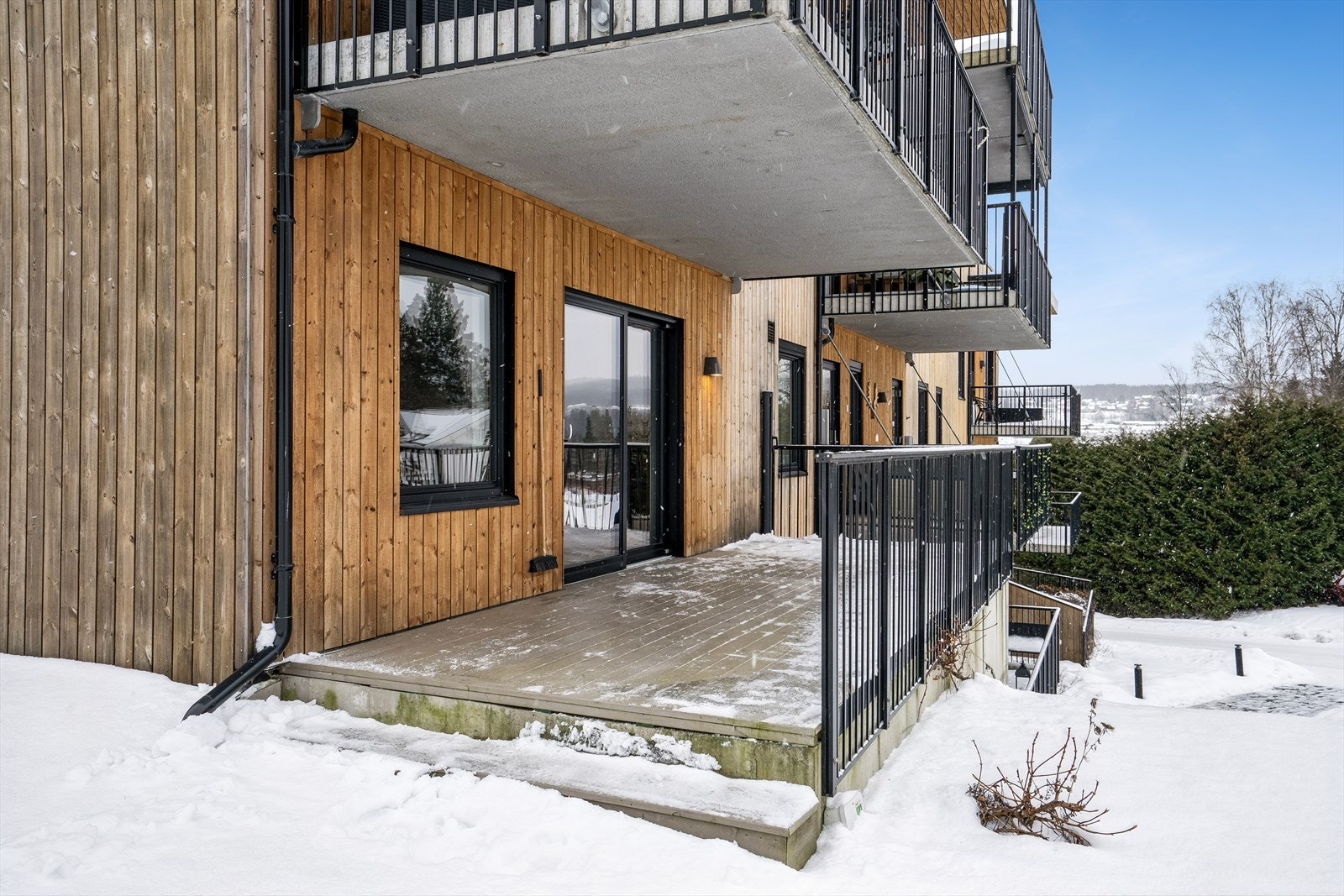 Direkte utgang til uteområdet fra verandaen via egen trapp. Galleribilde