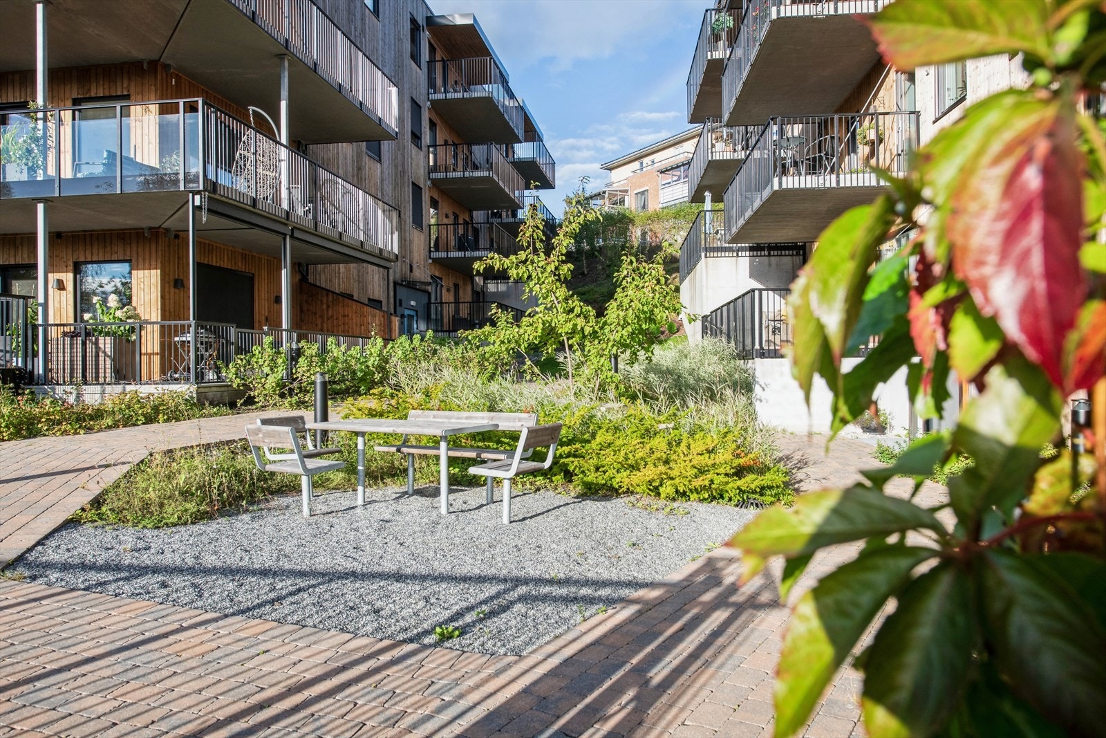 Hyggelige fellesområder inviterer til sosialt samvær utendørs. Galleribilde
