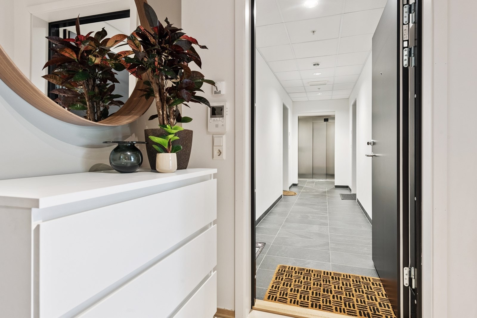 Fra leiligheten er det enkel og trinnfri adkomst til fellesarealer med heis. Galleribilde