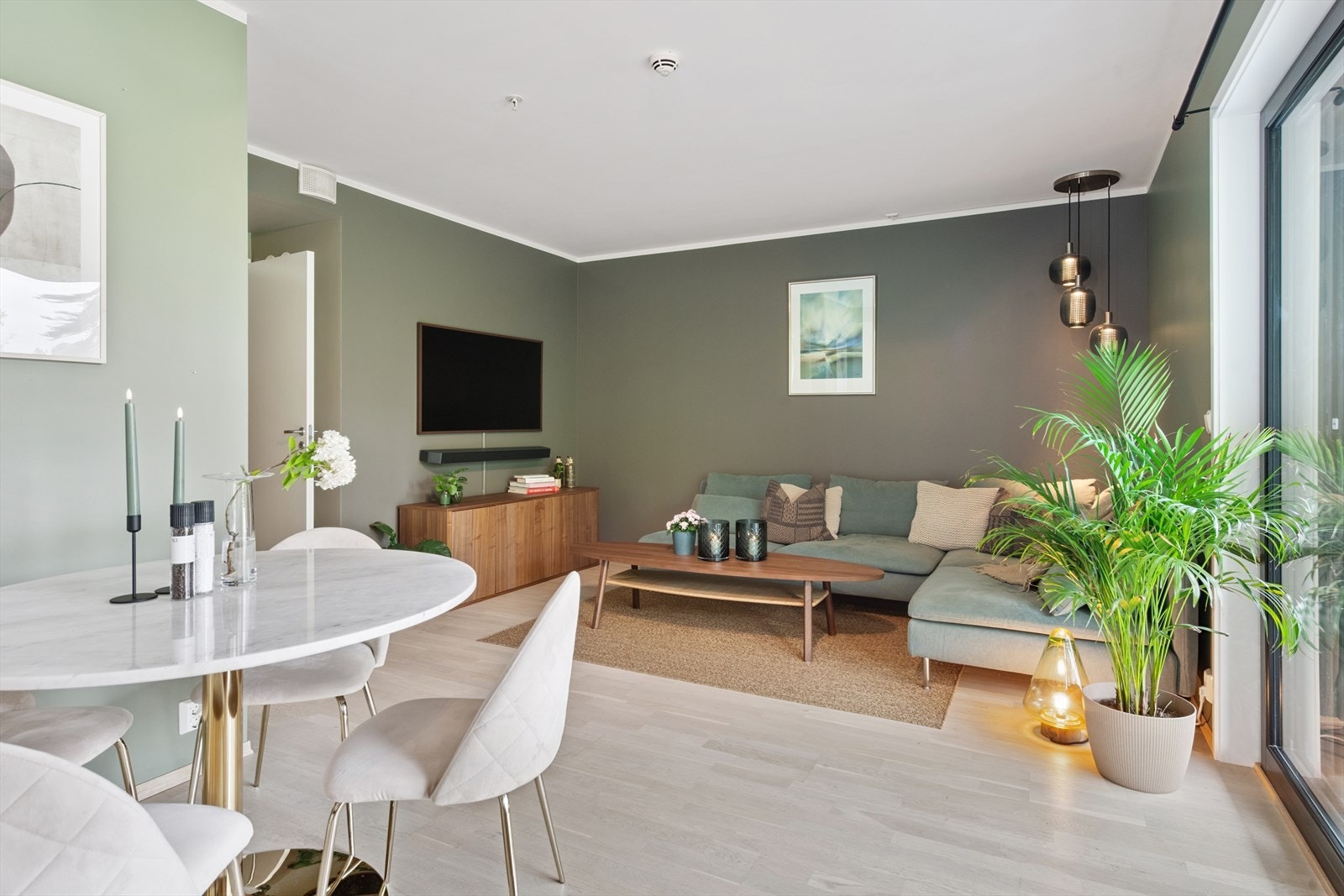 Her er det god plass til både en romslig sofagruppe og spisebord. Galleribilde