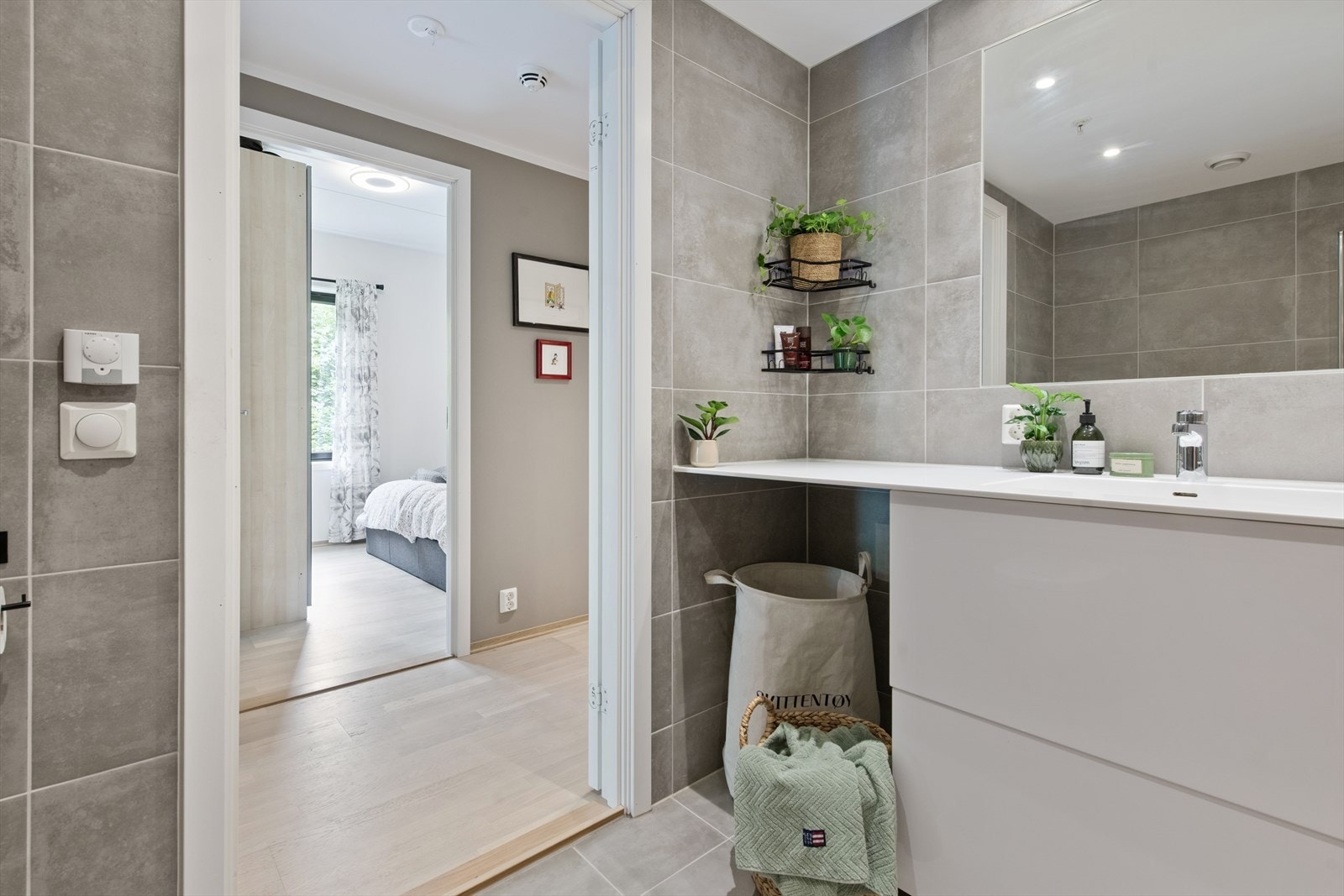 Stilrent bad fra 2021 med flislagte overflater og behagelig varme i gulvet. Galleribilde