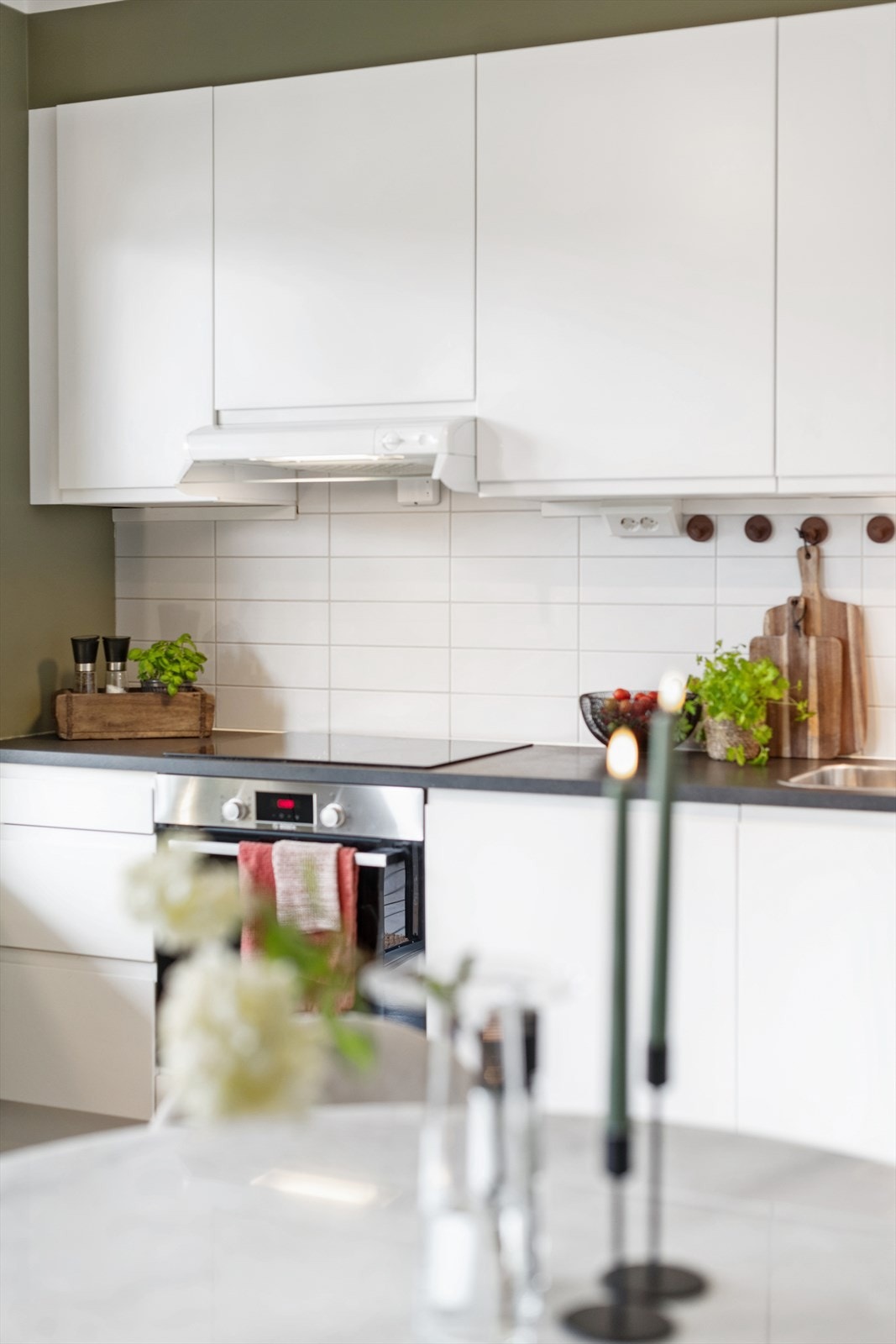 Alle hvitevarer er integrerte, inkludert platetopp, stekeovn, oppvaskmaskin og kjøl/fryseskap. Galleribilde