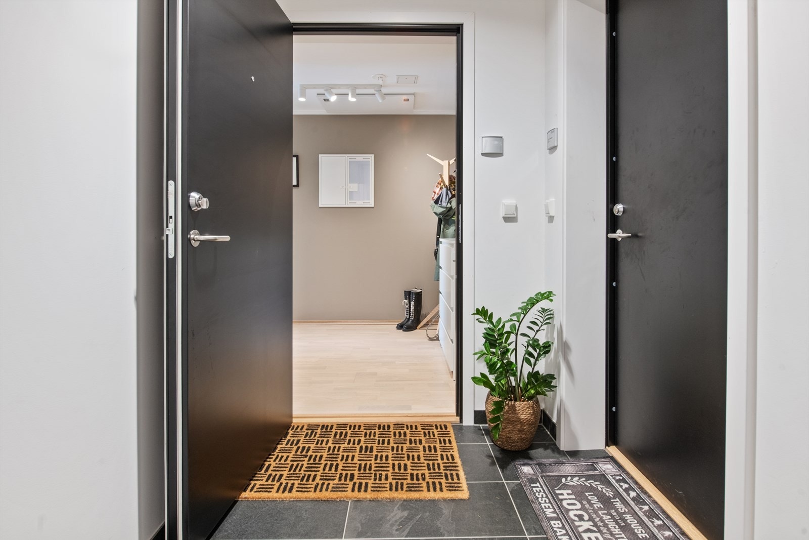 Inngangspartiet er sikret med porttelefon med video for ekstra trygghet. Galleribilde