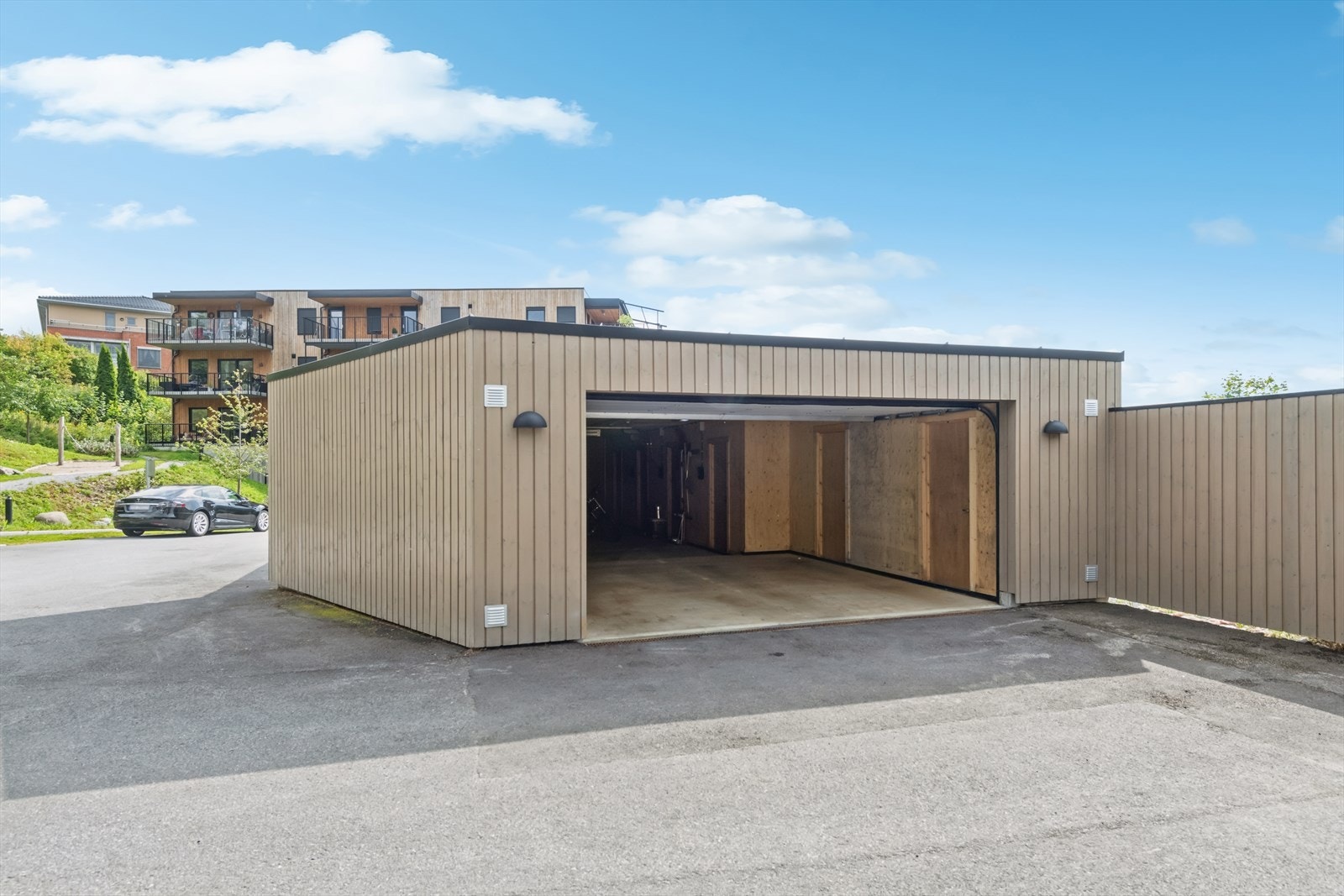 Garasjen har elektrisk leddport, mulighet for elbillader og en tilhørende bod på 5 m². Galleribilde