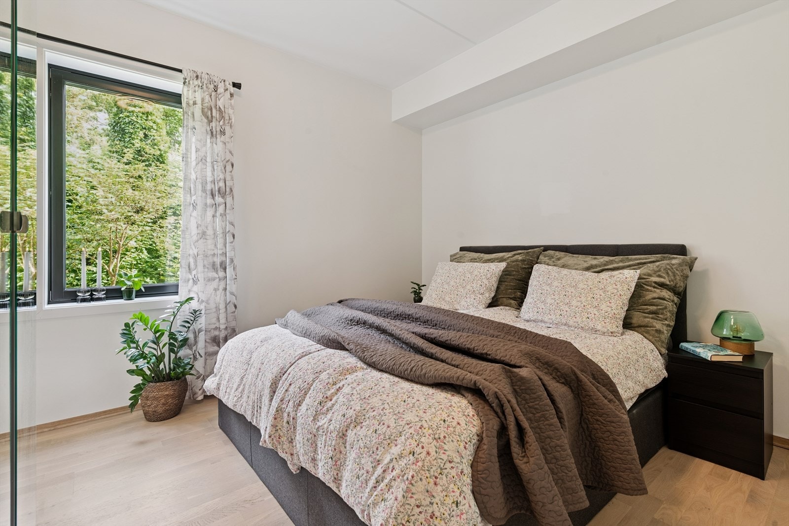Hovedsoverommet har god plass til dobbeltseng og vender mot rolige, grønne omgivelser. Galleribilde