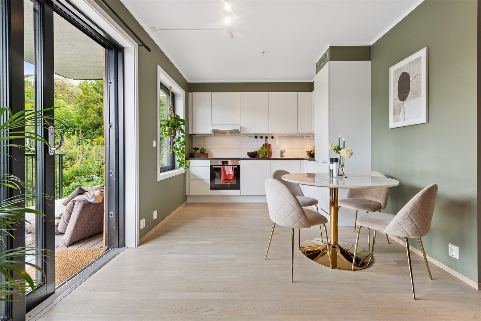 Den praktiske utformingen gir gode arbeidsflater og en naturlig plass for spisebordet. Galleribilde