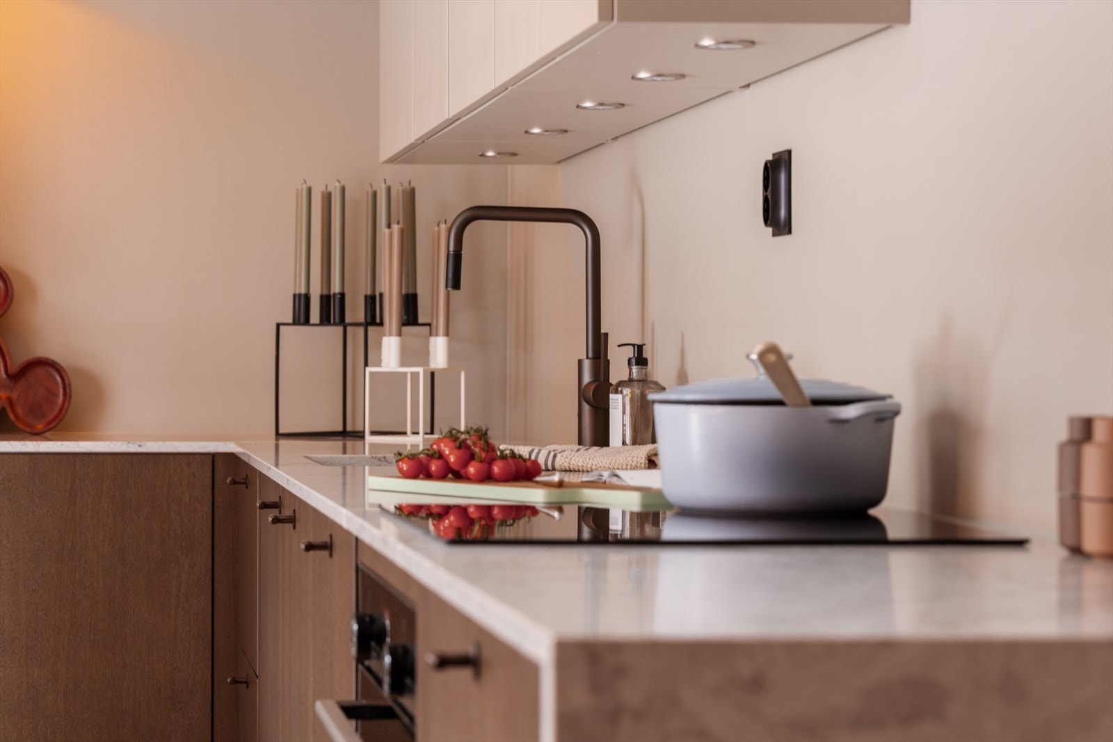 Stikkontaktene over kjøkkenbenken er Elko One med integrert USB-C-lading. Galleribilde