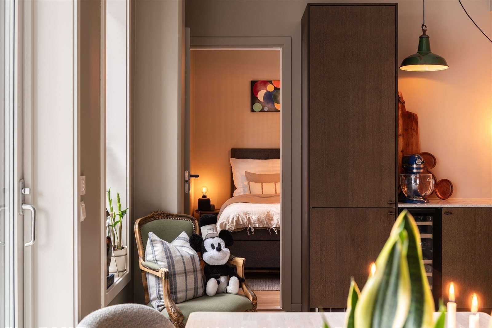 Leiligheten byr på to soverom, plassert i hver sin ende av boligen. Galleribilde