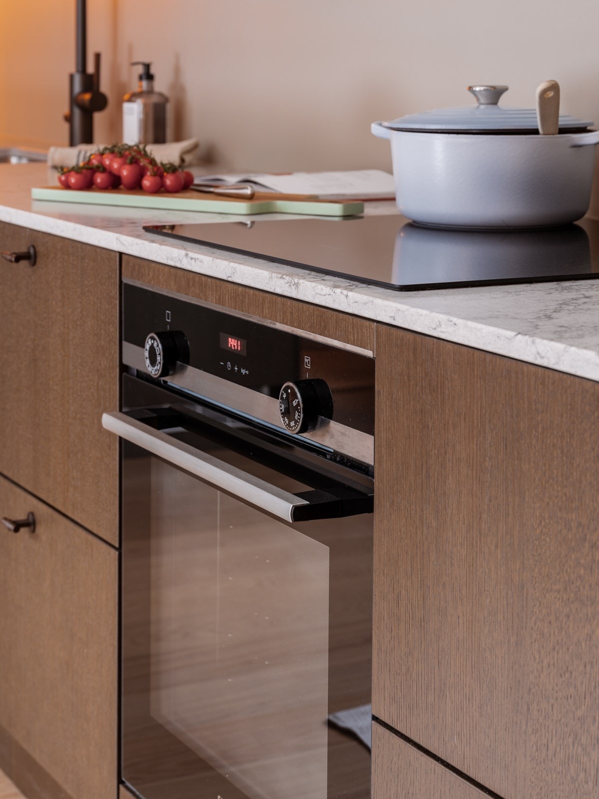 Et fantastisk kjøkken med gode løsninger - innredningen er populære Sigdal Favn Valnøtt. Galleribilde