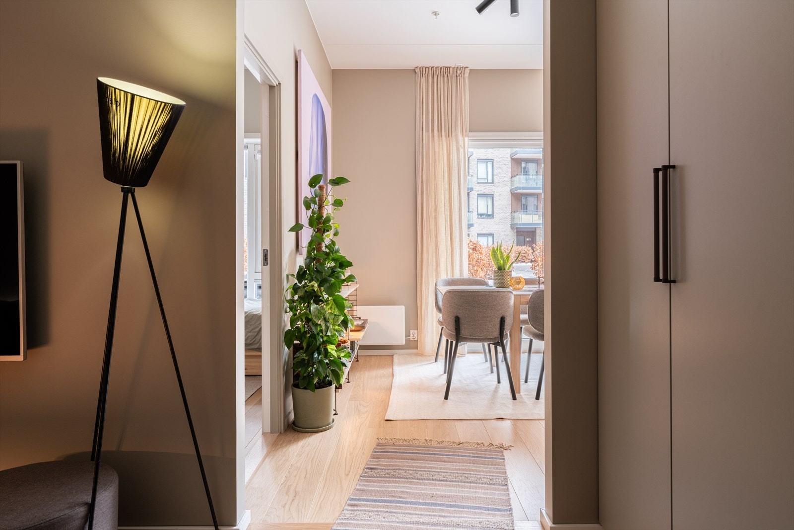 Vakker enstavs eikeparkett på gulv. Galleribilde