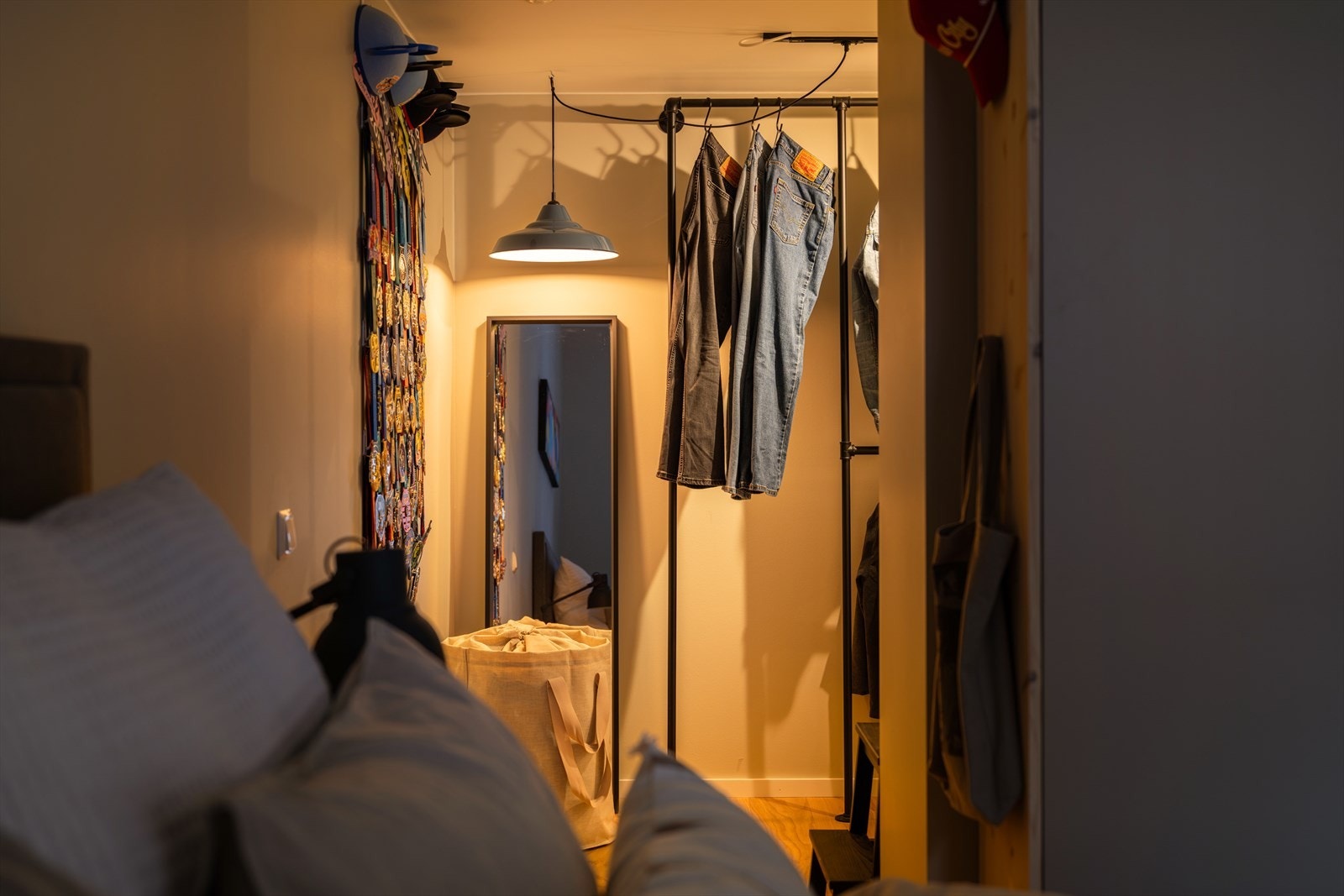I direkte tilknytning finner du et stort walk-in-closet med svært gode oppbevaringsmuligheter. Galleribilde