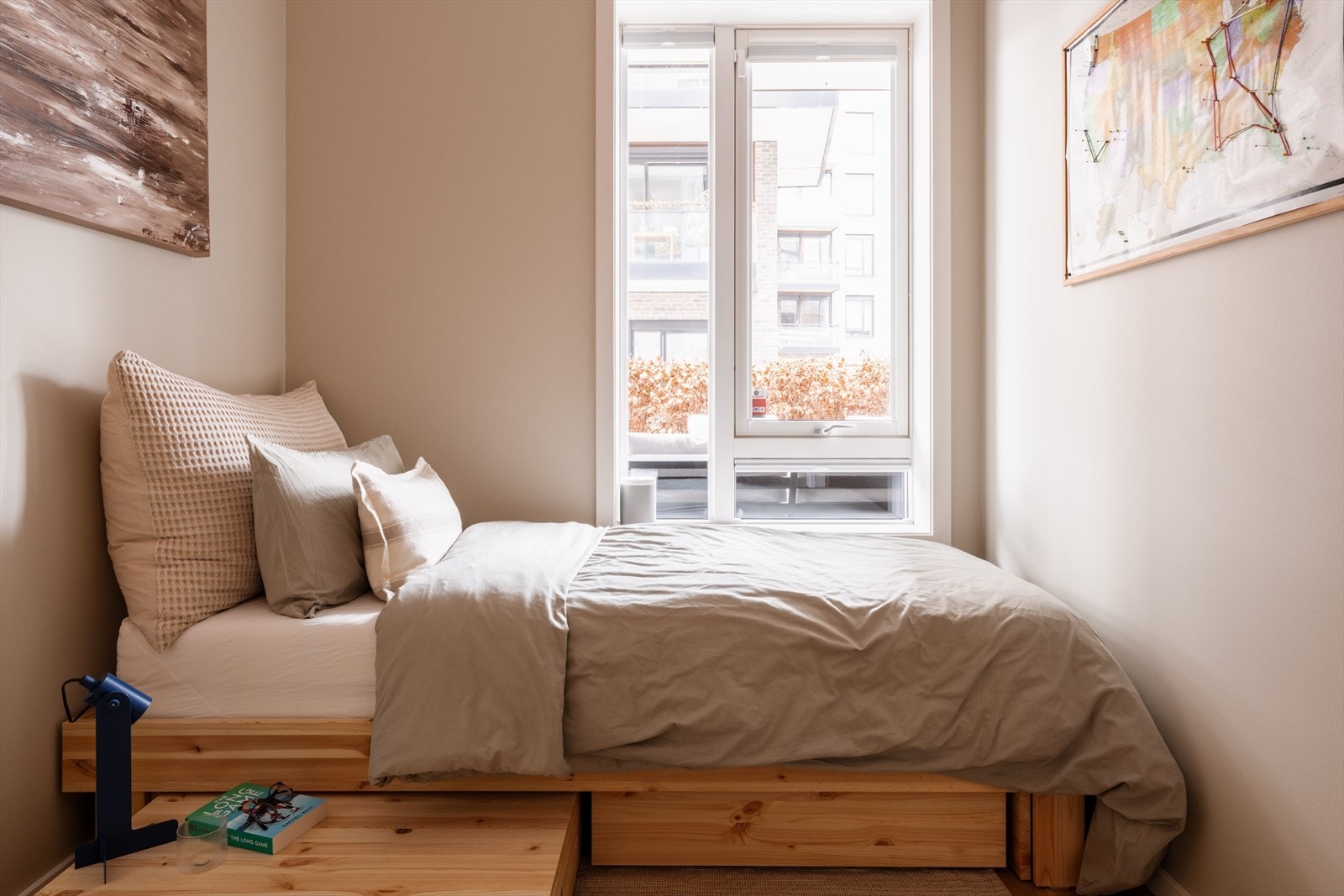 Et elegant og fleksibelt soverom med en gjennomført, lun atmosfære. Galleribilde