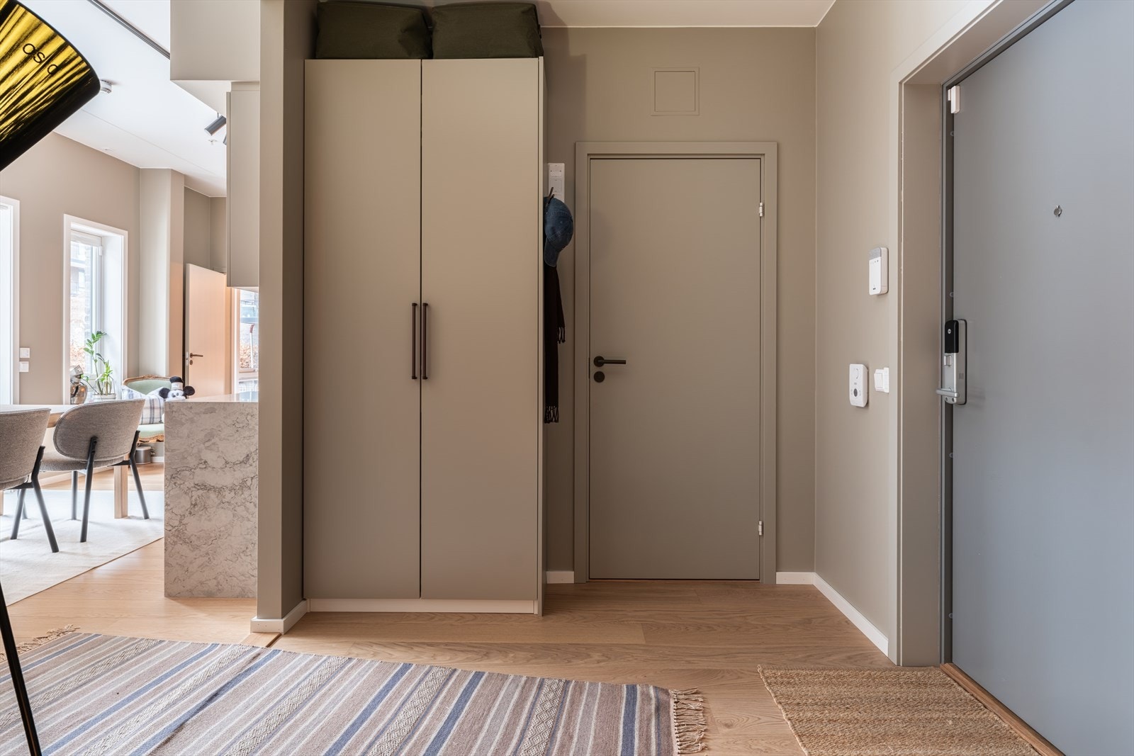 Leiligheten byr på rikelig med oppbevaring i store, praktiske garderobeskap. Galleribilde