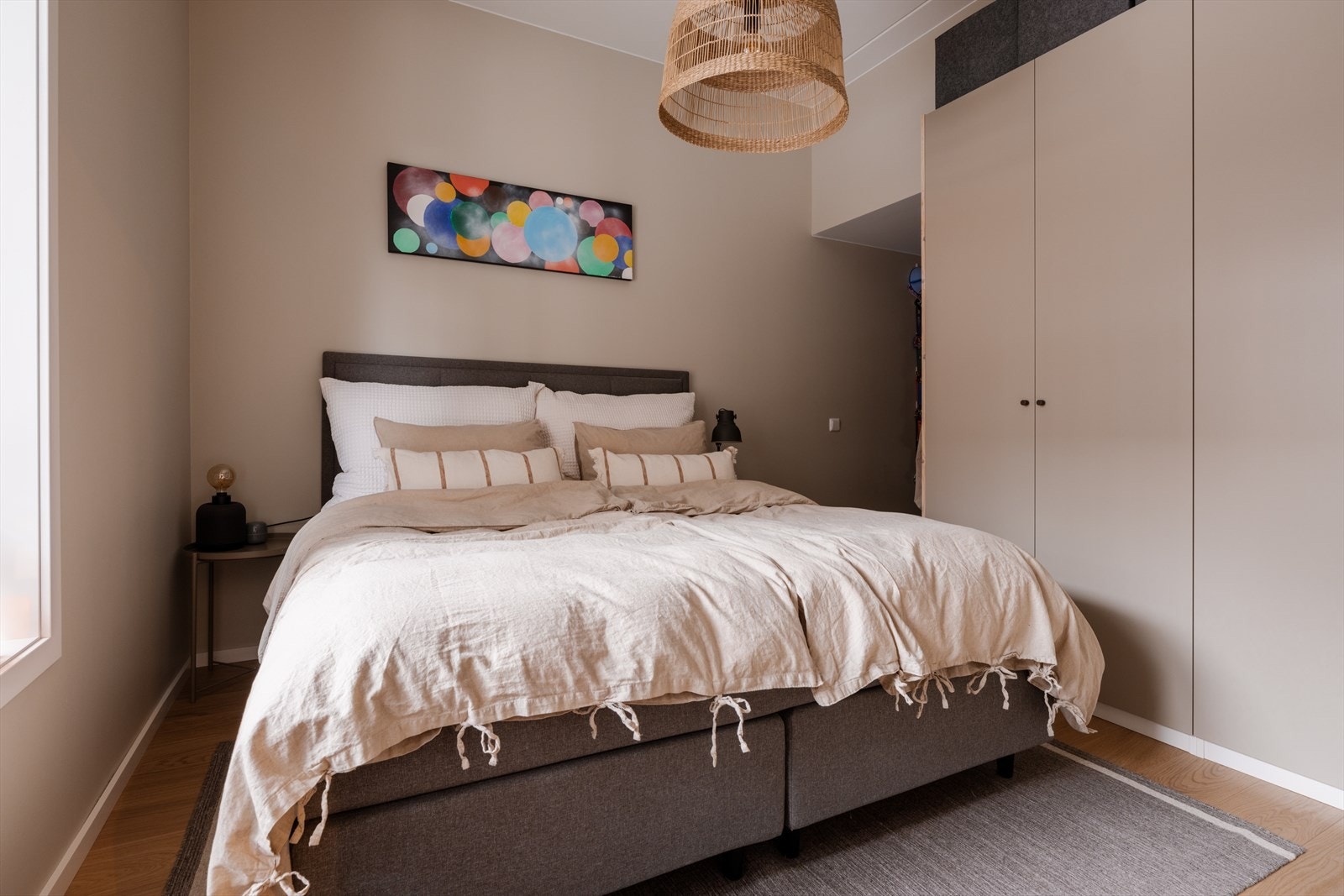 Hovedsoverommet er en privat og komfortabel sone med plass til dobbeltseng, nattbord og en romslig garderobeløsning. Galleribilde