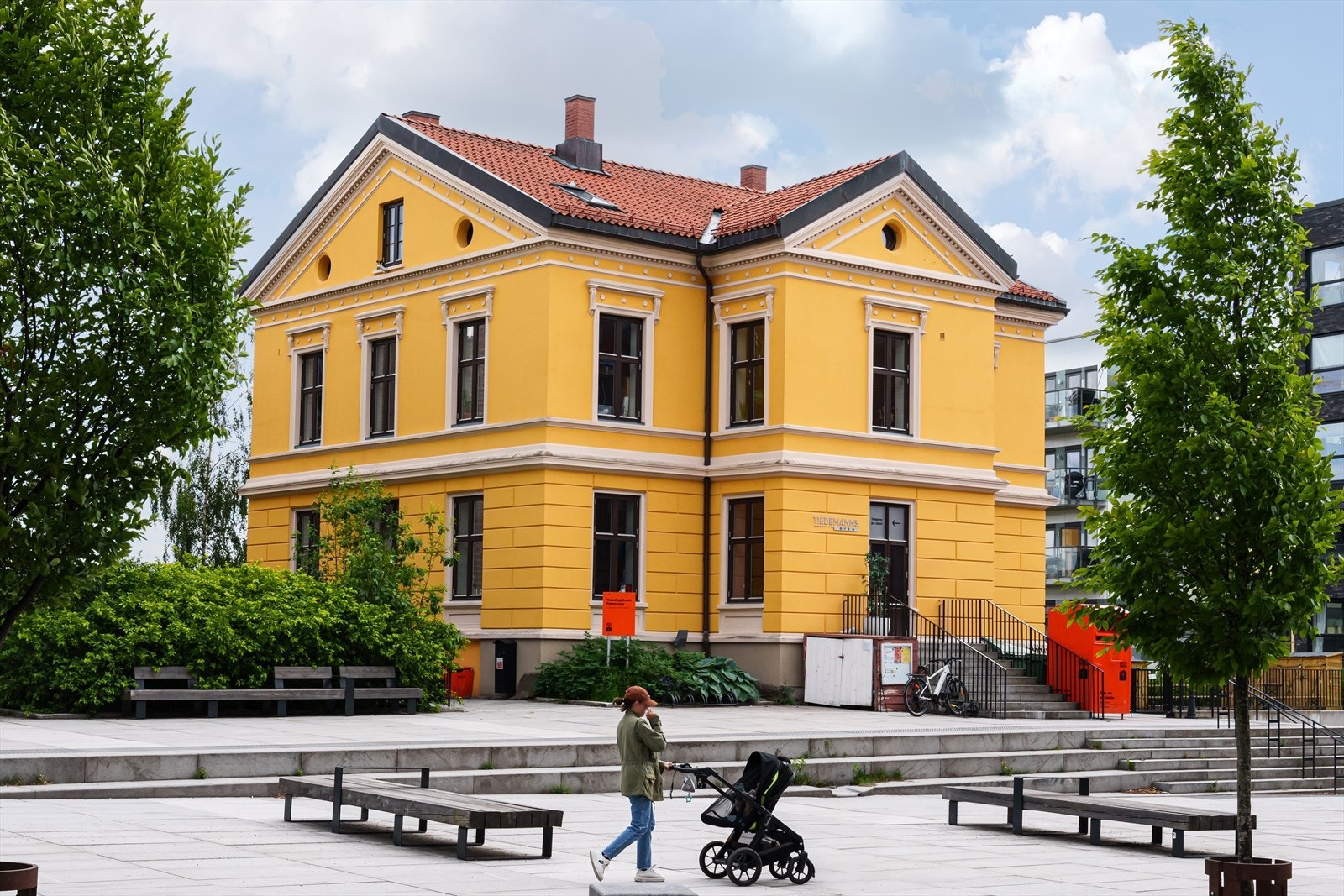 Nabolagshuset Petersborg, etablert i 2020, er en levende møteplass på Ensjø i Oslo, dedikert til å styrke fellesskapet blant beboere i alle aldre. Galleribilde