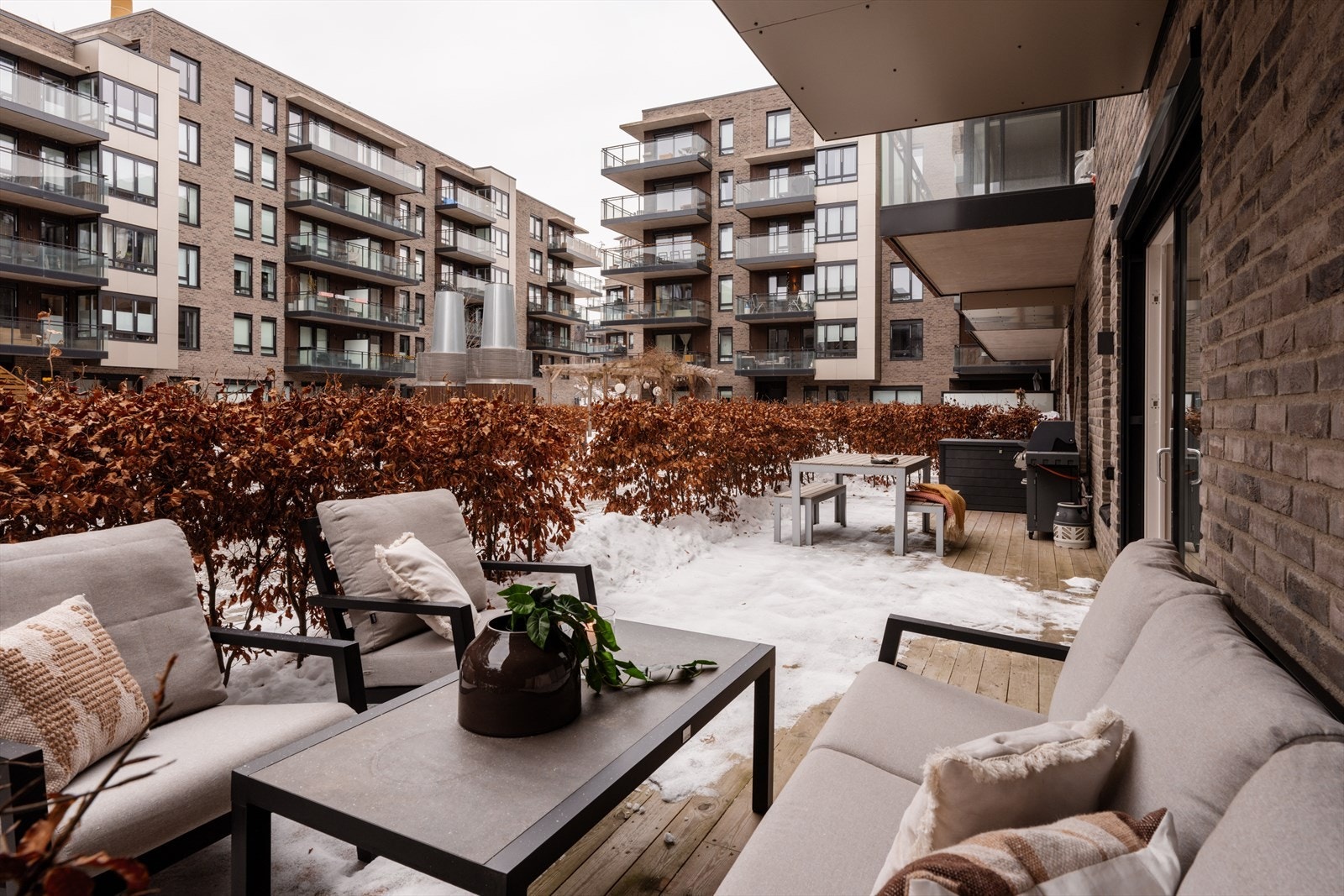 Fra stuen er det utgang til en stor, solrik markterrasse på hele 29 m²! Skjermet bak en frodig hekk. Galleribilde