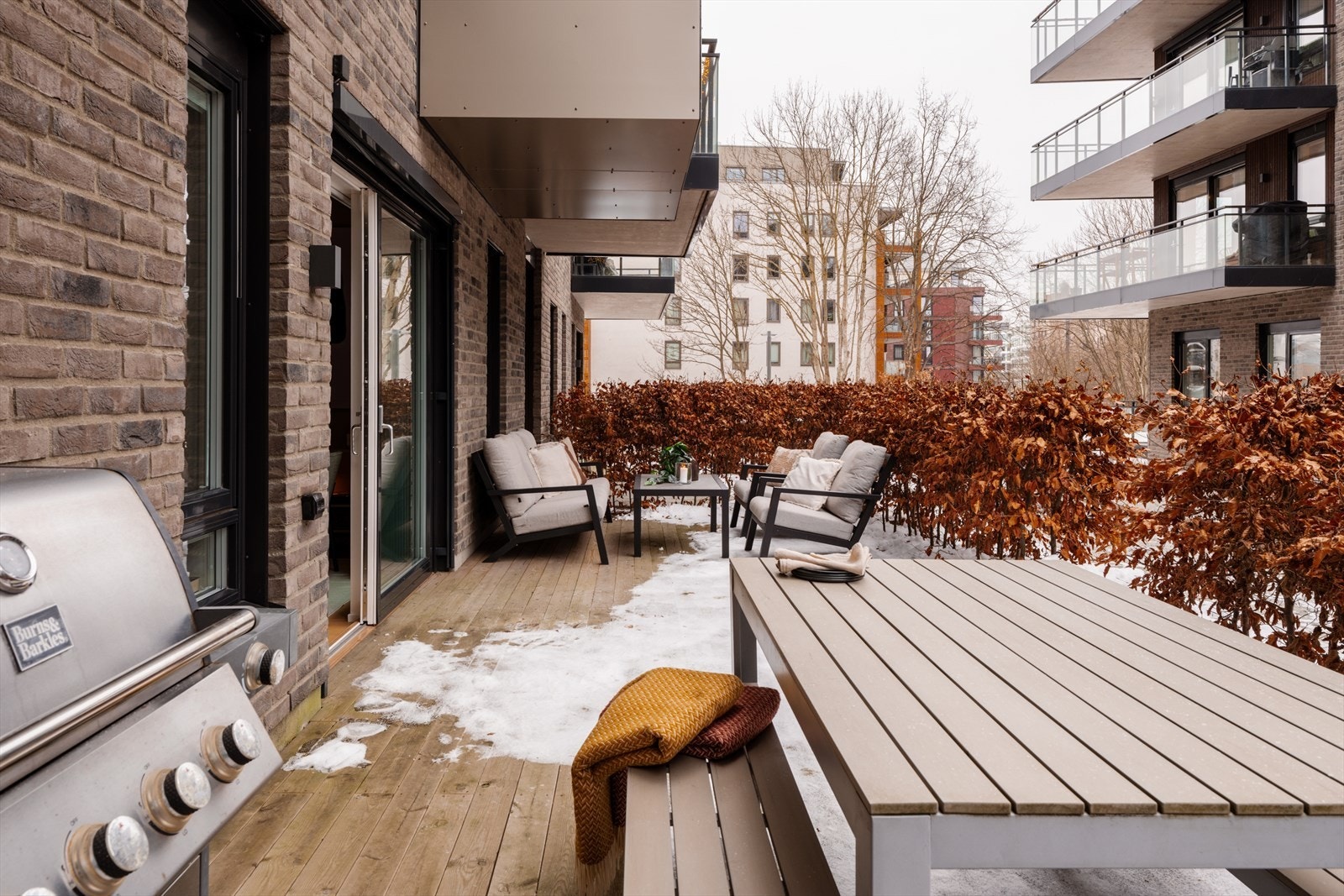 Terrassen har sol fra ca. kl. 15:00-18:00 på sommerstid og ligger godt skjermet bak hekk, noe som gir en lun og privat atmosfære. Galleribilde